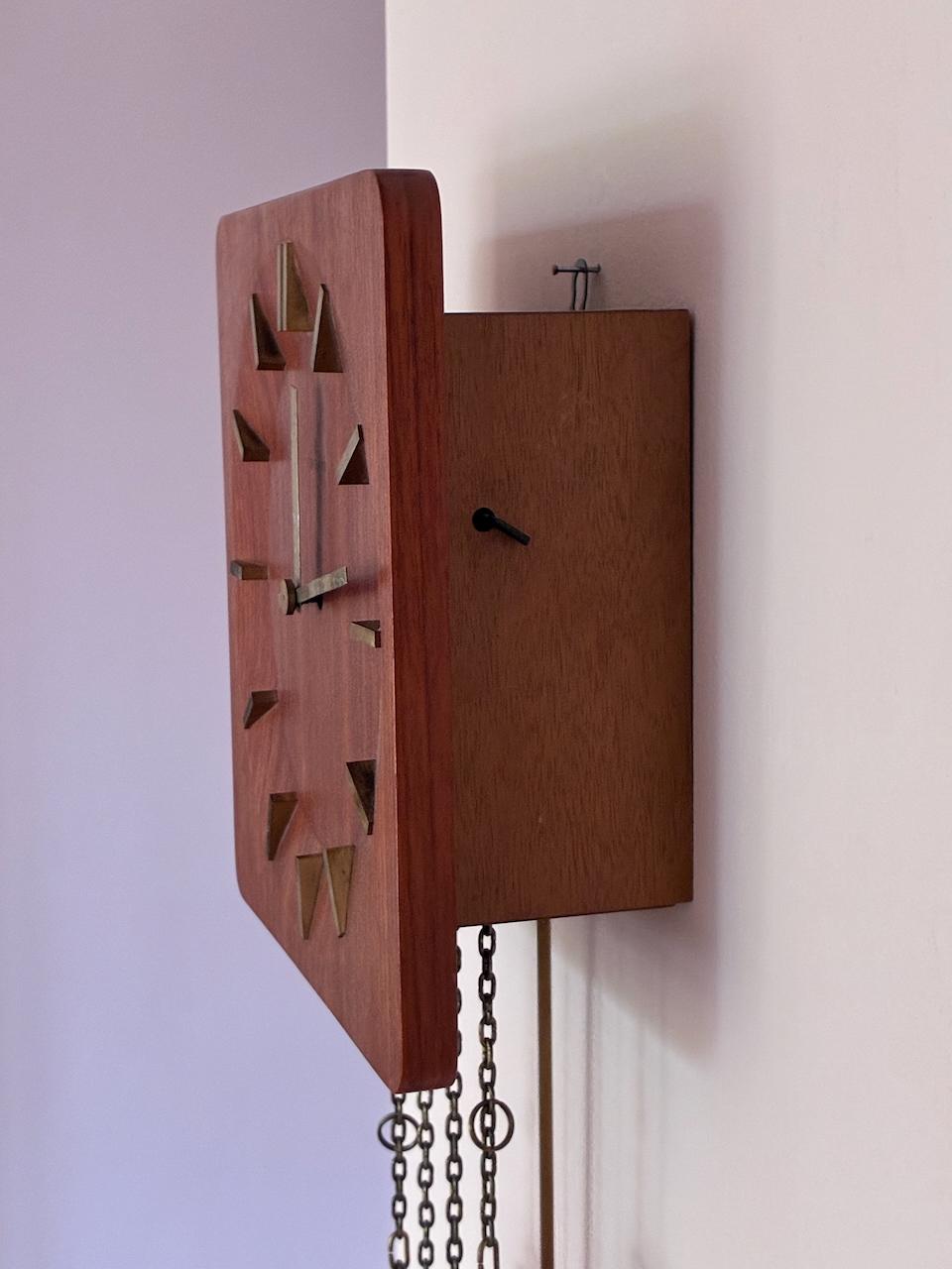 Reloj de pared alemán Junghans de los años 60 con péndulo + pesas + gong Latón en venta