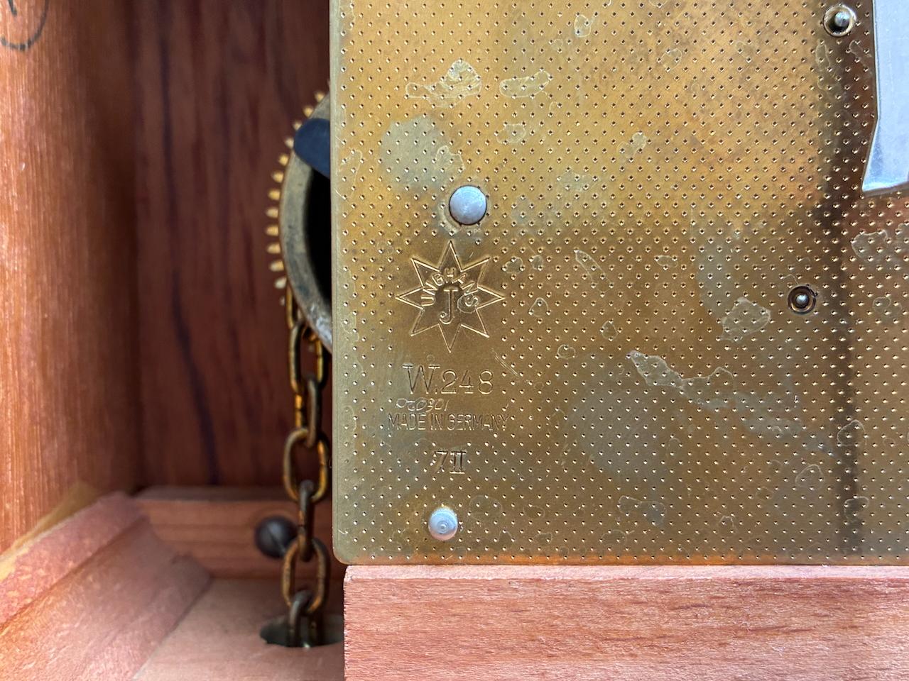 Reloj de pared alemán Junghans de los años 60 con péndulo + pesas + gong Latón en venta