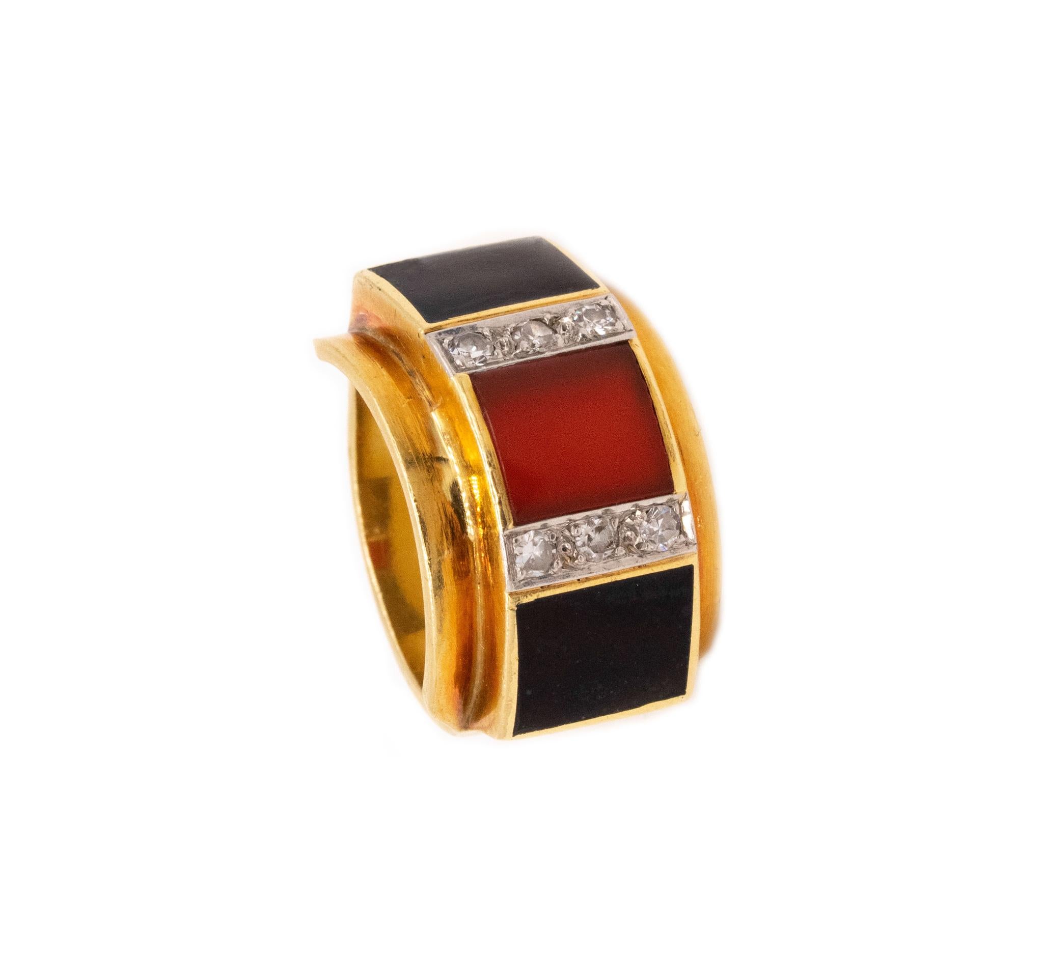 Northern European Modernist ring.

A geometric ring made in the northern Europe region, most probably Germany, circa 1970's. The design of this ring band is composed by three raised geometric squares, crafted in solid yellow gold of 18 karats yellow