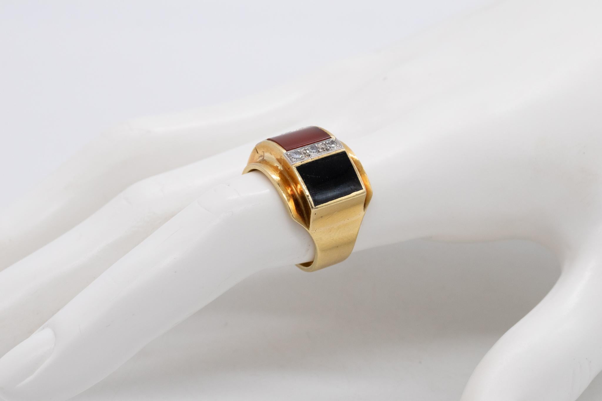 German 1970 Modernist Ring in 18Kt Yellow Gold with Diamonds Carnelian and Onyx In Excellent Condition For Sale In Miami, FL