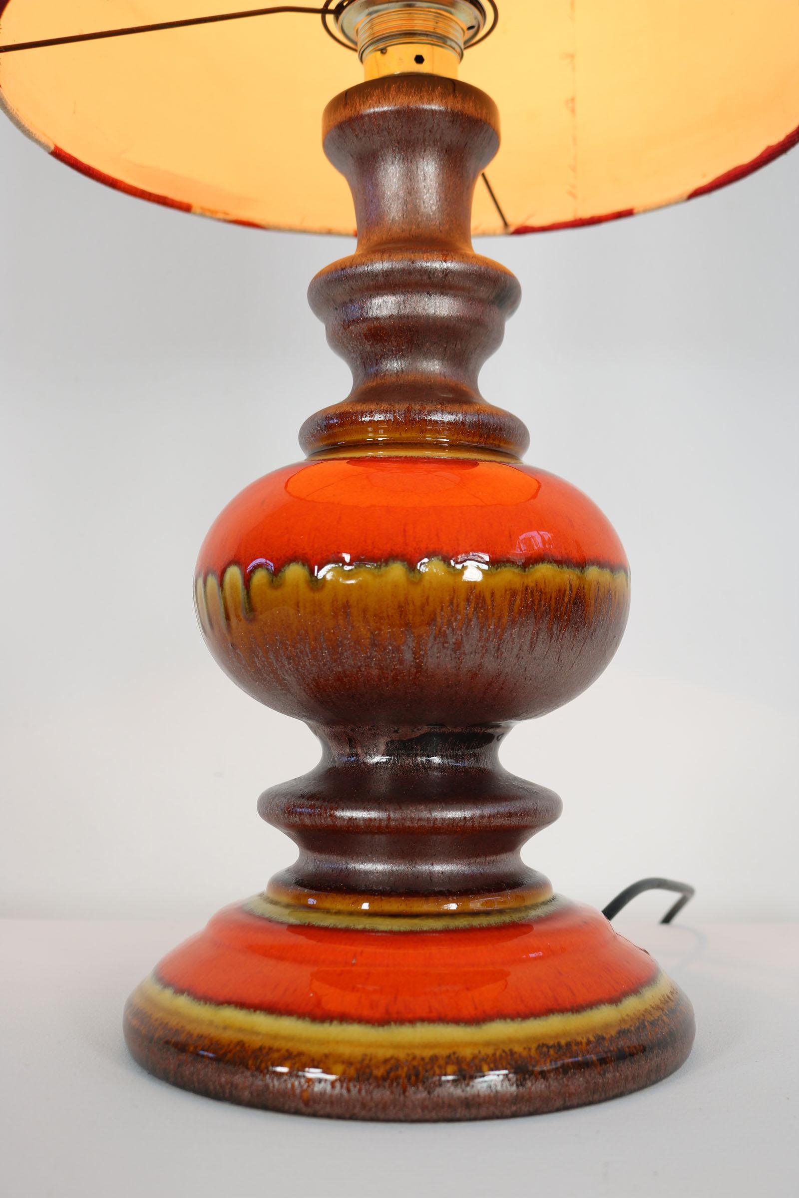 German 1970s ceramic table lamp with a spacy fabric shade For Sale 4