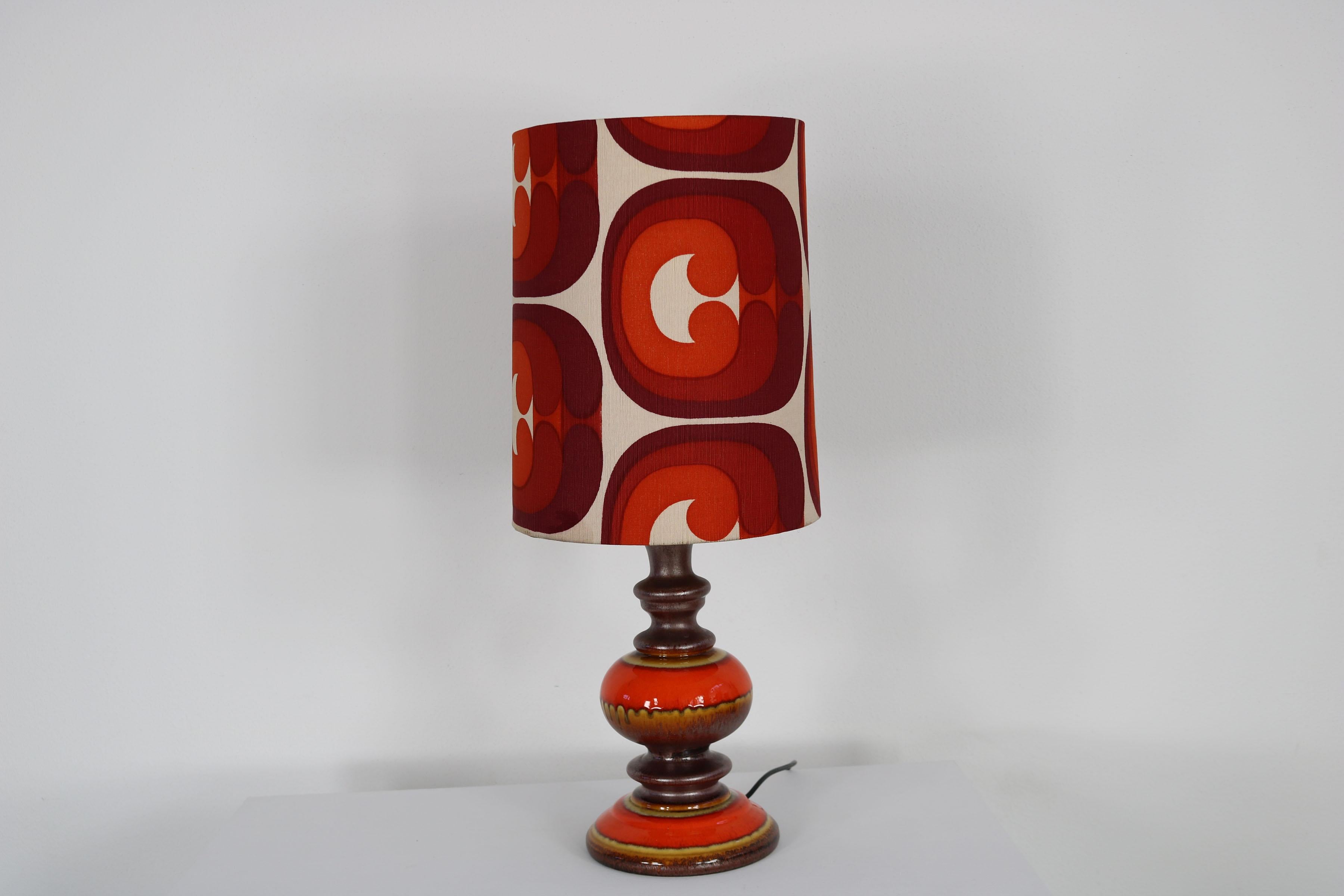 German 1970s ceramic table lamp with a spacy fabric shade In Good Condition For Sale In Wolfurt, AT