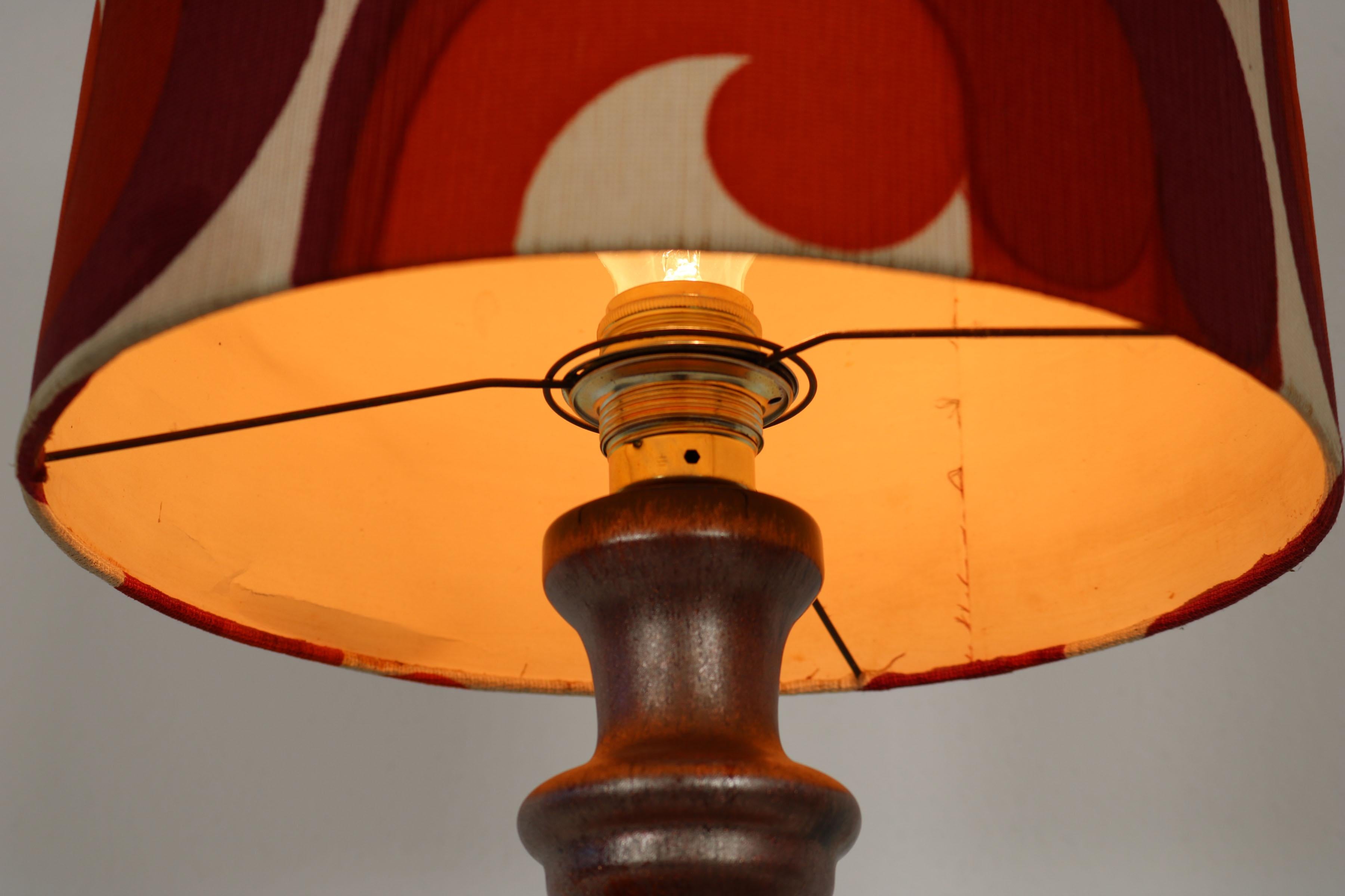 Ceramic German 1970s ceramic table lamp with a spacy fabric shade For Sale