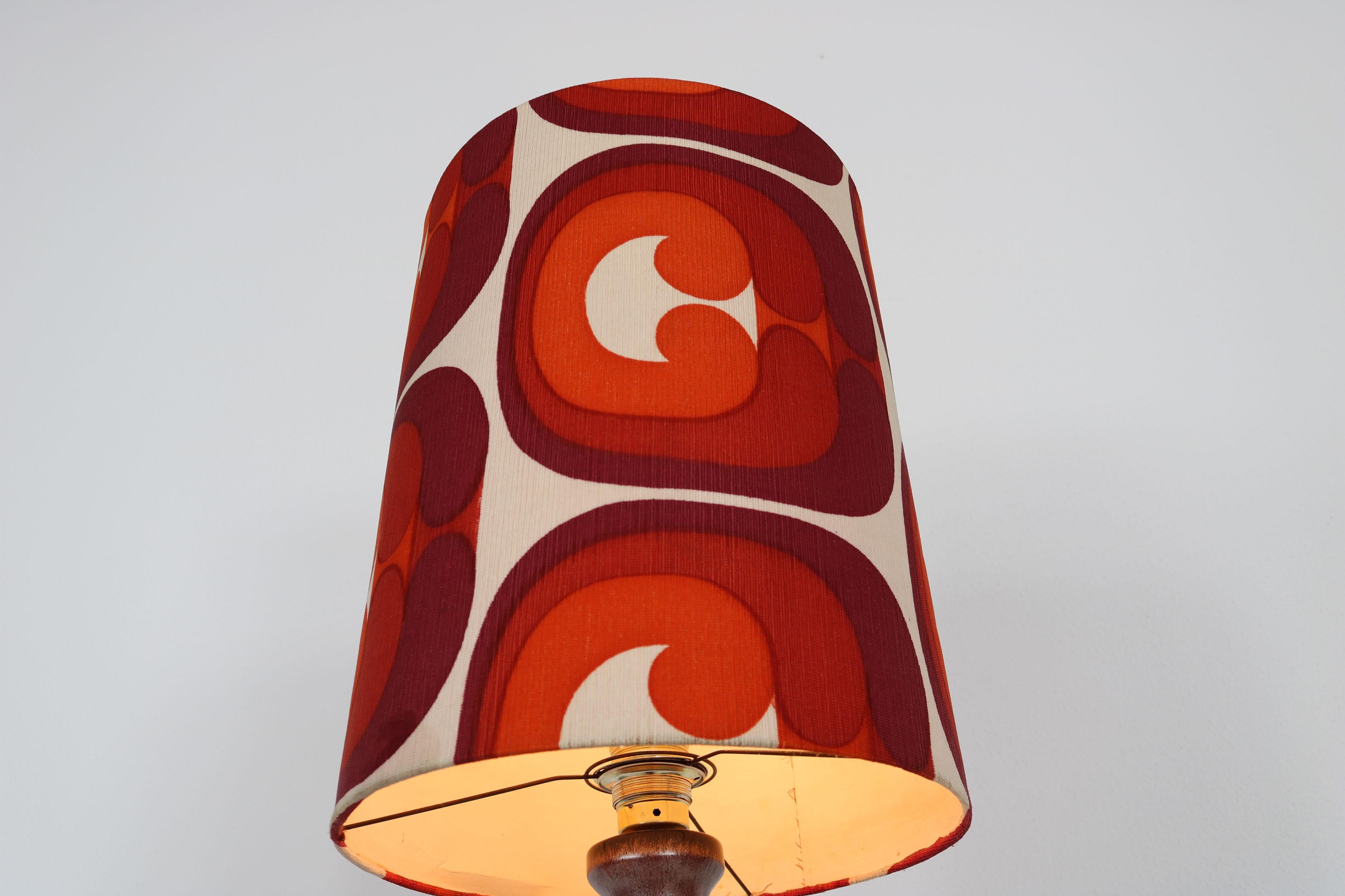 Céramique Lampe de table allemande des années 1970 avec abat-jour en tissu spacieux en vente
