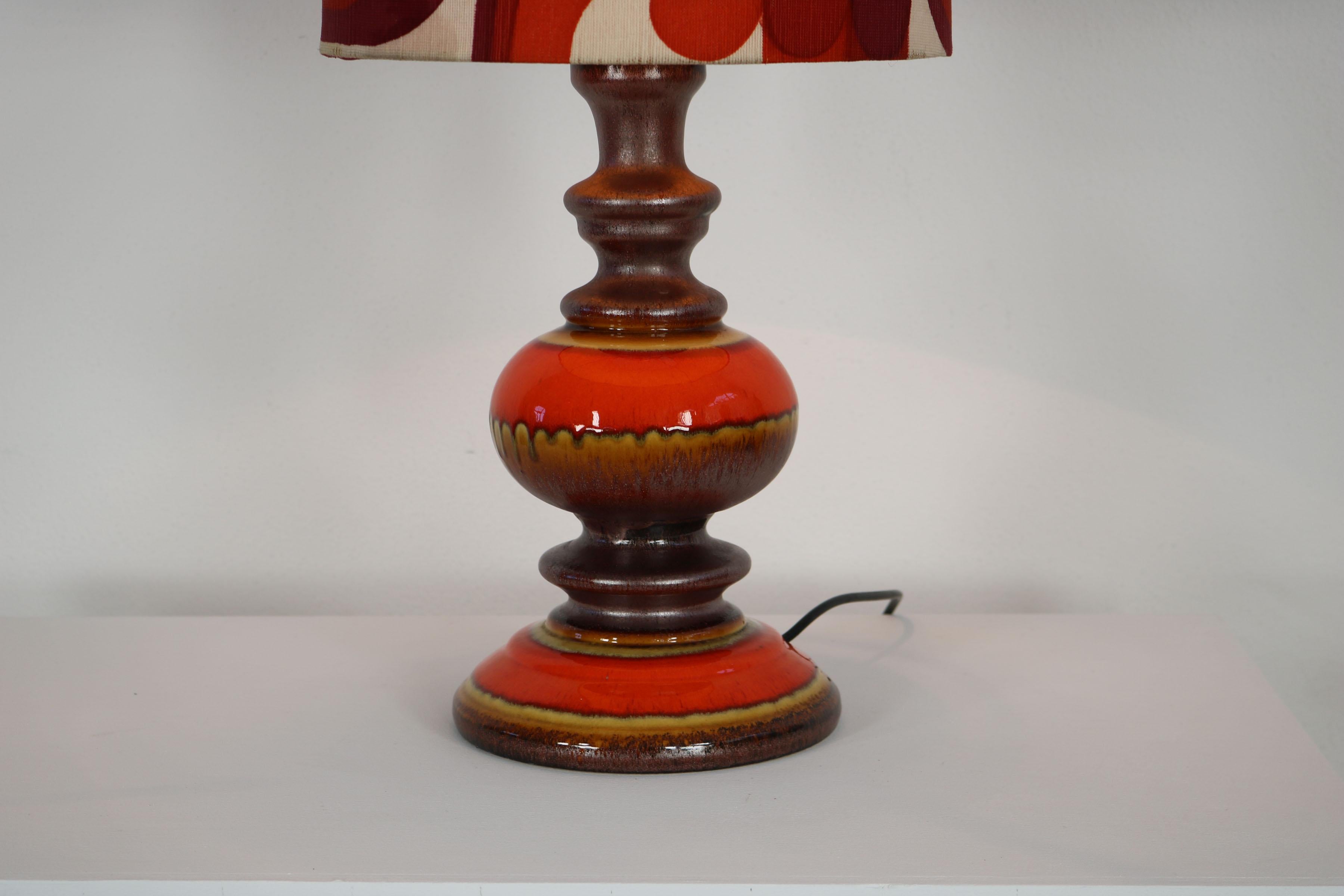 German 1970s ceramic table lamp with a spacy fabric shade For Sale 2
