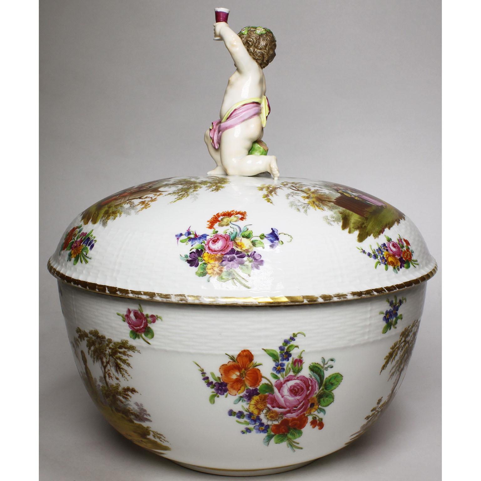 Peint à la main Centre de table de soupe à Bacchus couvert Kpm en porcelaine allemande de Berlin du 19ème siècle  en vente