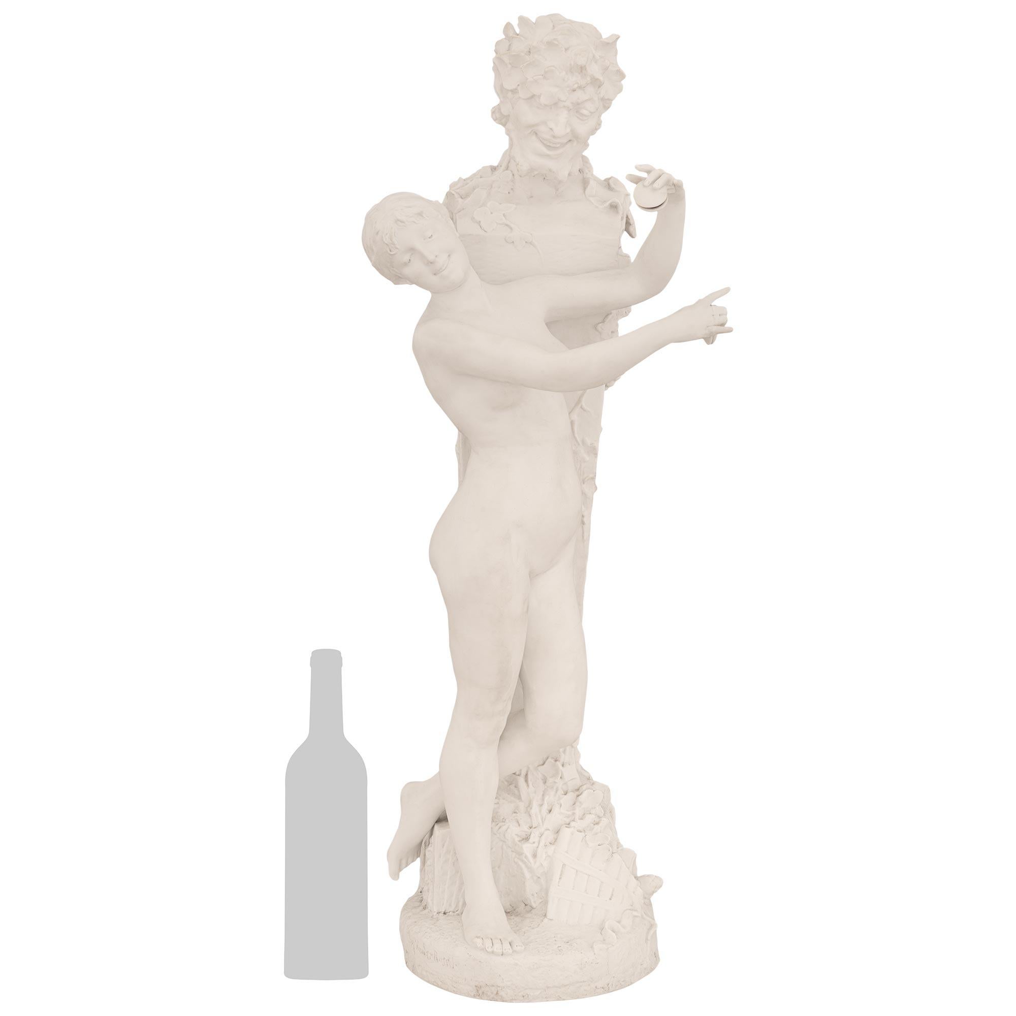 Maravillosa escultura de porcelana bizcochada alemana del siglo XIX, firmada. La estatua representa a una ninfa, considerada el séquito del dios Pan, bailando para él con su flauta a los pies. Pan, dios de lo salvaje, de la naturaleza y compañero de
