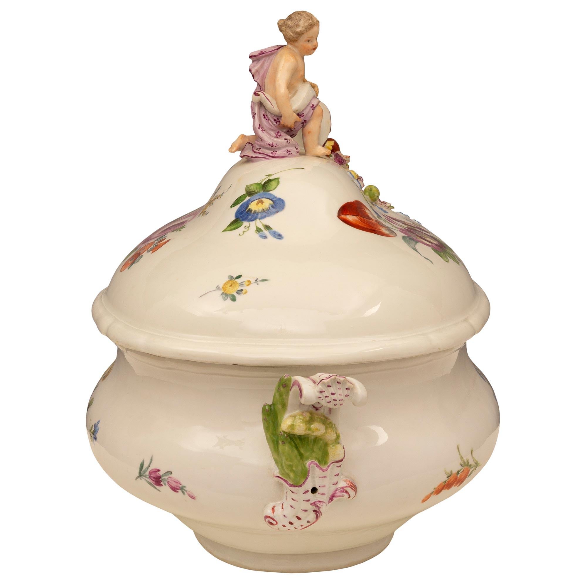 Sopera alemana con tapa de porcelana de Meissen del siglo XIX en Bueno estado para la venta en West Palm Beach, FL