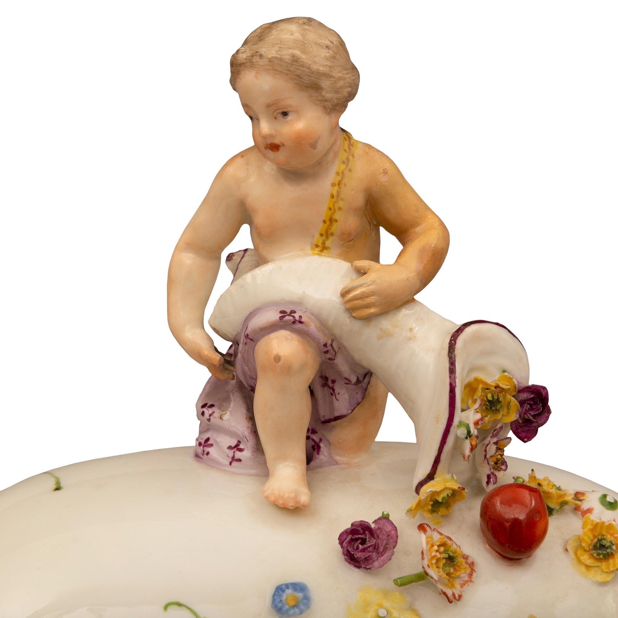 German 19th Century Meissen Porcelain Lidded Tureen For Sale 1