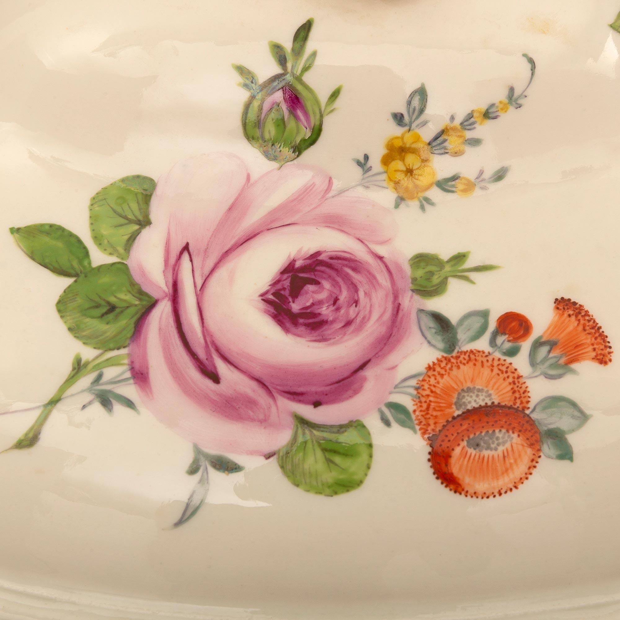 Sopera alemana con tapa de porcelana de Meissen del siglo XIX en venta 1