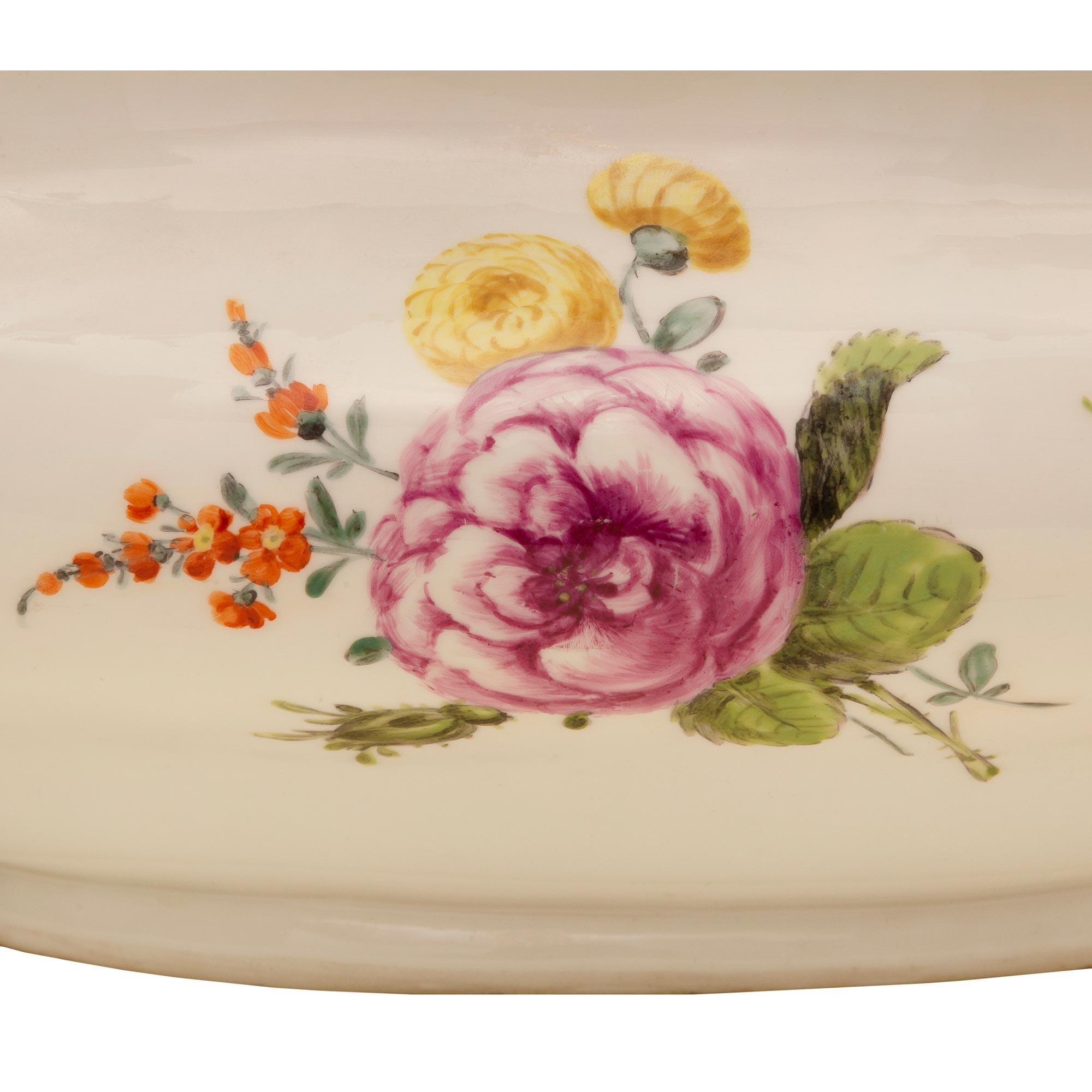 Sopera alemana con tapa de porcelana de Meissen del siglo XIX en venta 3