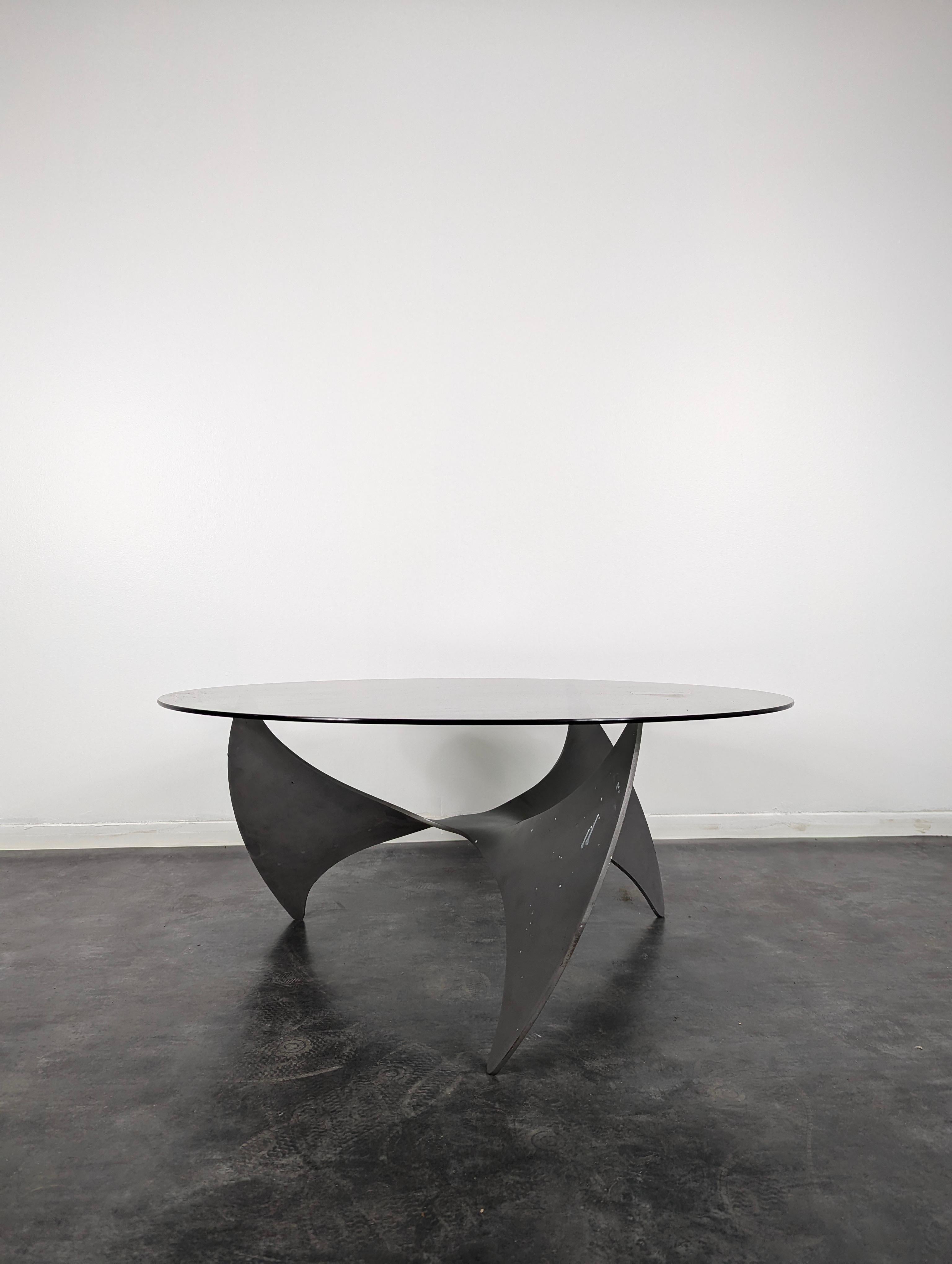 Dieser deutsche Couchtisch von Knut Hesterberg aus der Mitte des 20. Jahrhunderts ist ein Beispiel für die kühne, futuristische Ästhetik der Space-Age-Bewegung. Dieser Tisch mit seinem schlanken Stahlgestell und der Abdeckung aus Klarglas verbindet
