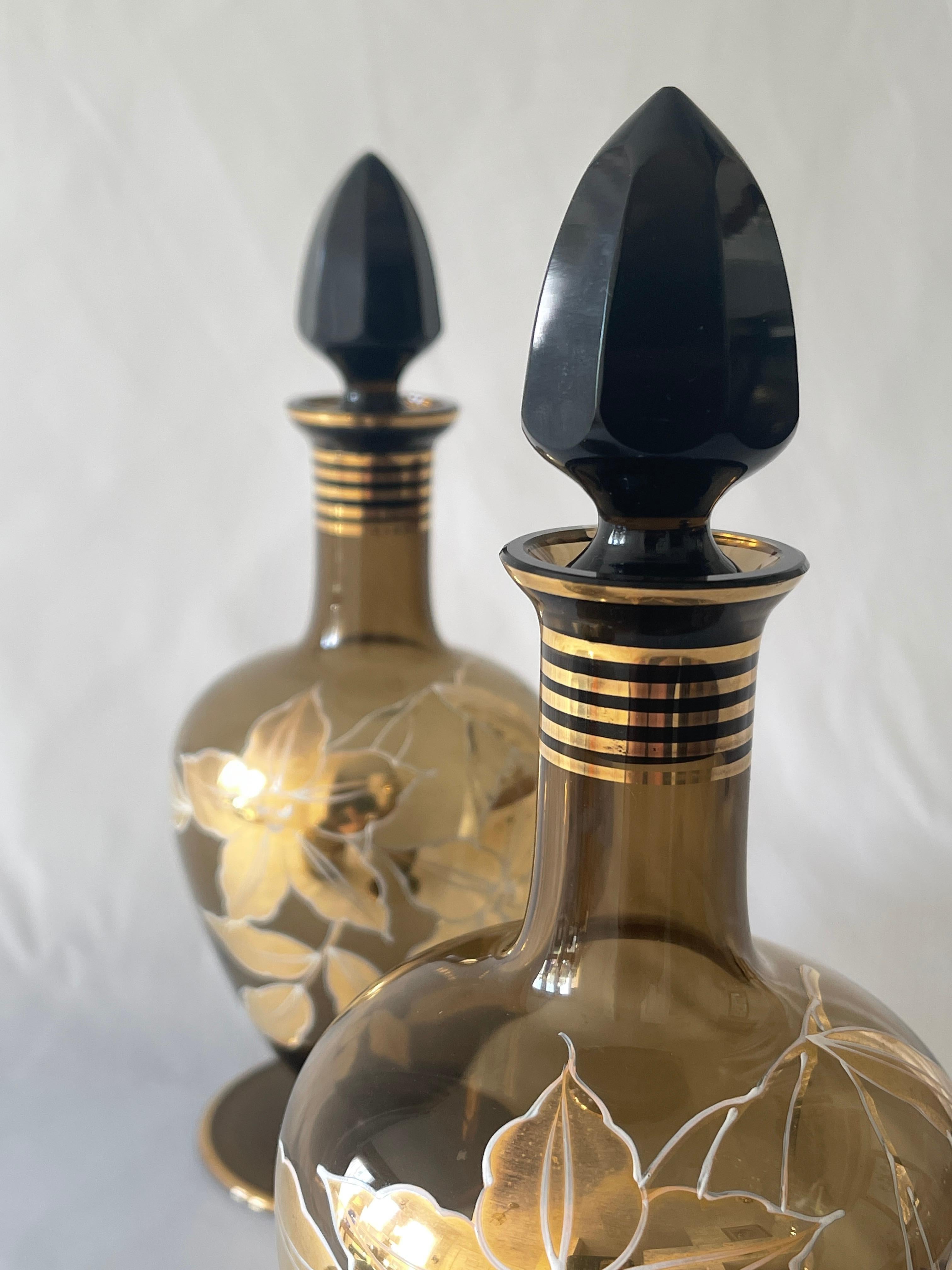 Ensemble de carafes à décanter et bouteilles à liqueur en verre fumé en or 22 carats et émail allemand en vente 3