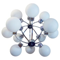 Lampadario Atomic Sputnik tedesco da 26" con globi di vetro bianco e cromo di Kaiser anni '70