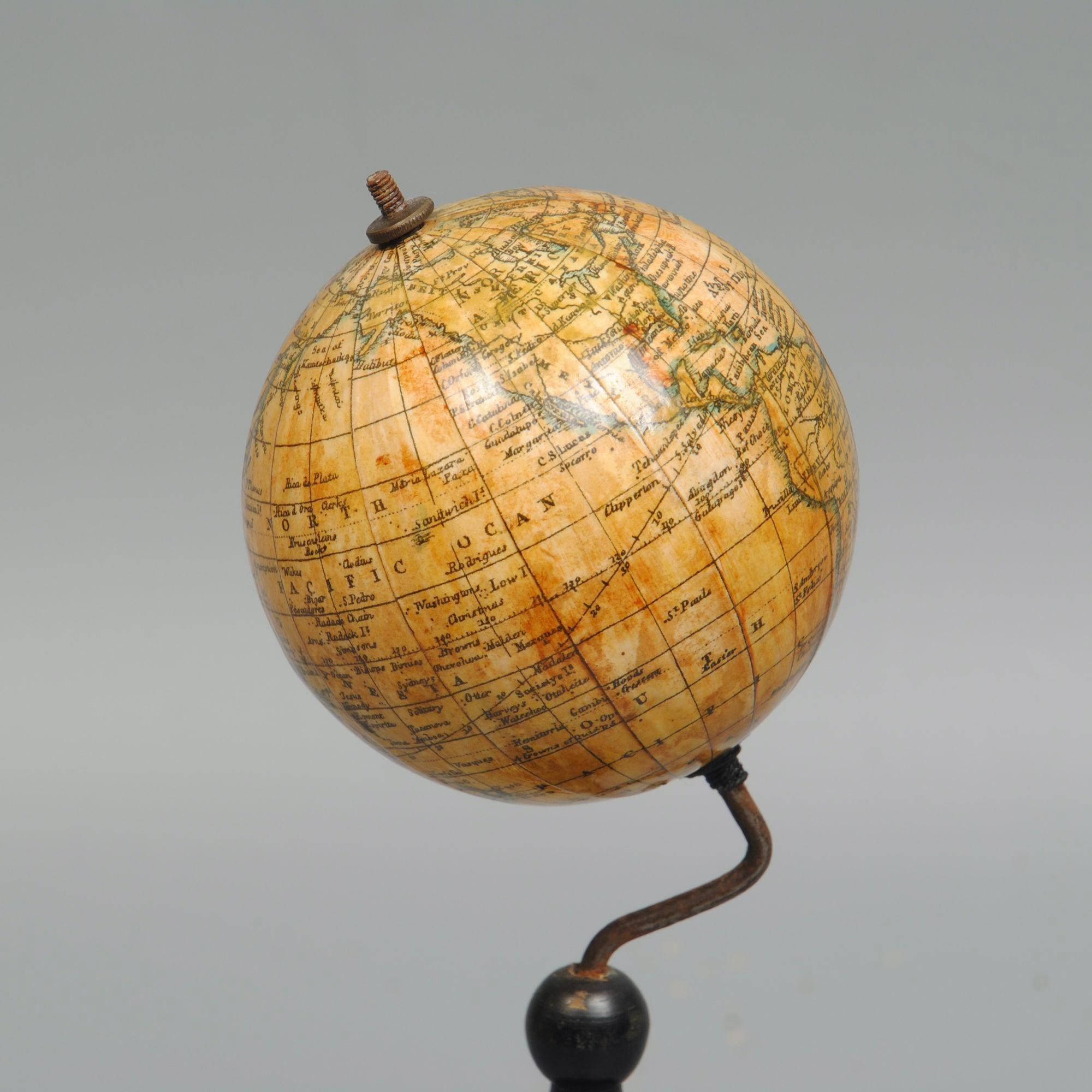 Tedesco Globo tedesco in miniatura da 4 pollici su supporto in vendita