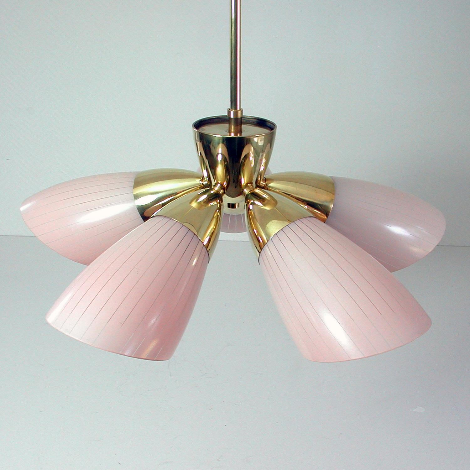 German 5-Light Sputnik Brass and Pale Pink Glass Chandelier Flush Mount, 1950 In Good Condition In NUEMBRECHT, NRW