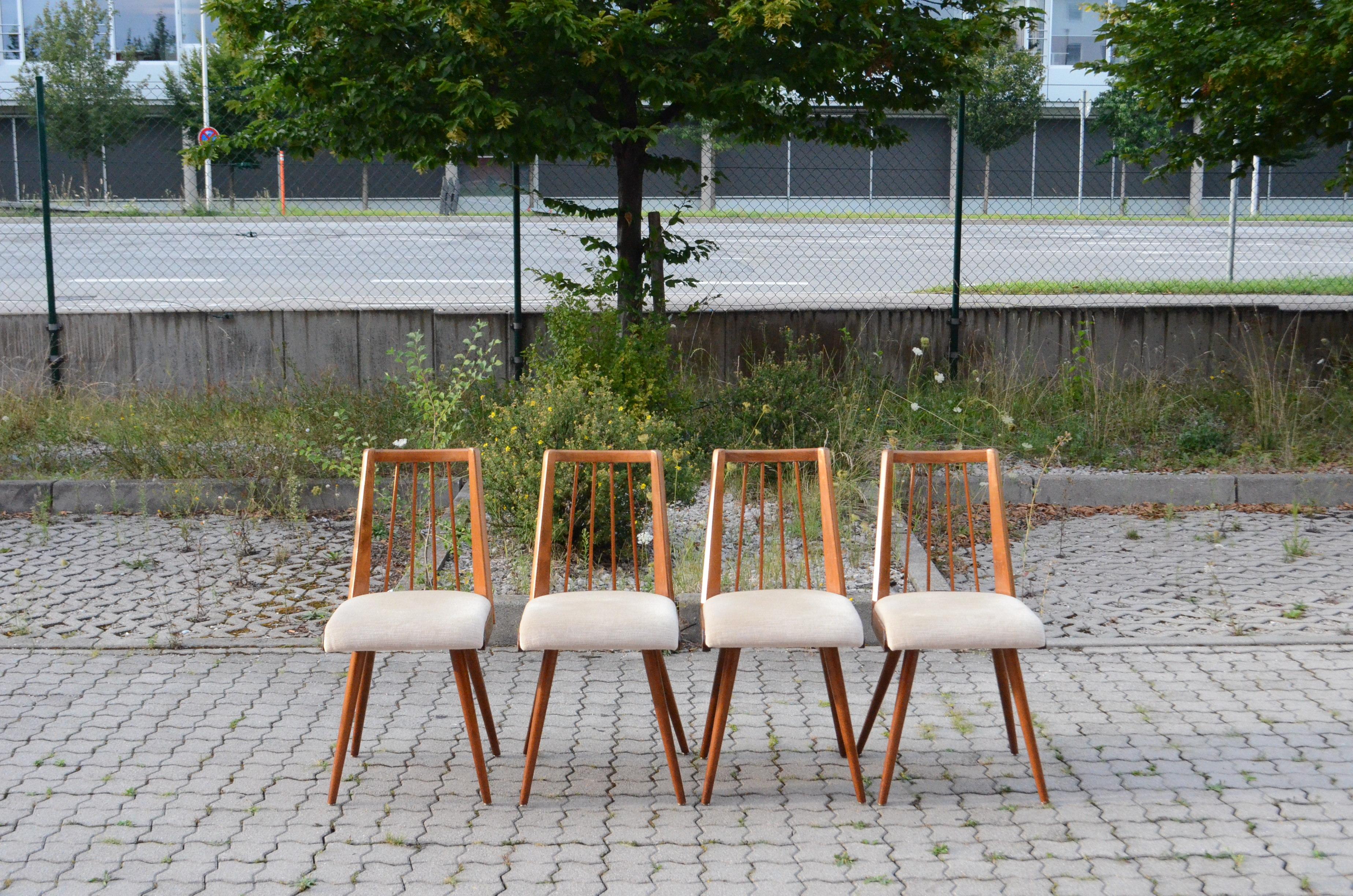 Dieser Stuhl wurde in Deutschland in den 50er Jahren hergestellt
Das Gestell ist aus lackierter Buche in Nussbaum gebeizt.
Der Stoff ist aus ecrufarbenem Mohair
Die Stühle sind in gutem Zustand.
Produzent ist unbekannt 
Satz von 4.
