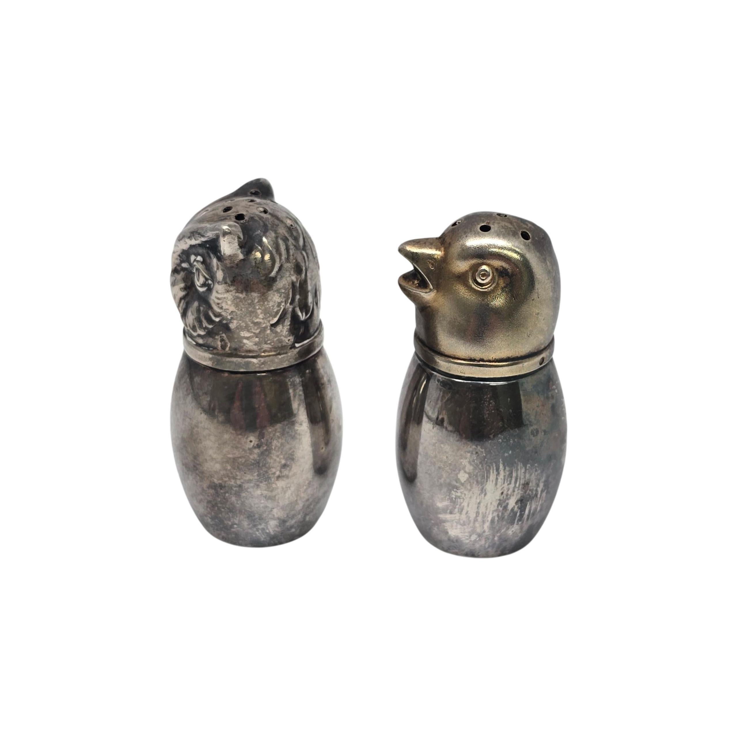 Shakers da sale e pepe in argento tedesco 800 con gufo e pulcino

Simpatico set di sali e pepiere con un pulcino e un gufo realizzati in argento 800. Il pulcino ha la testa lavata in oro. Entrambi i top si staccano.

Pesa circa 18,4 g, 11,8 dwt in