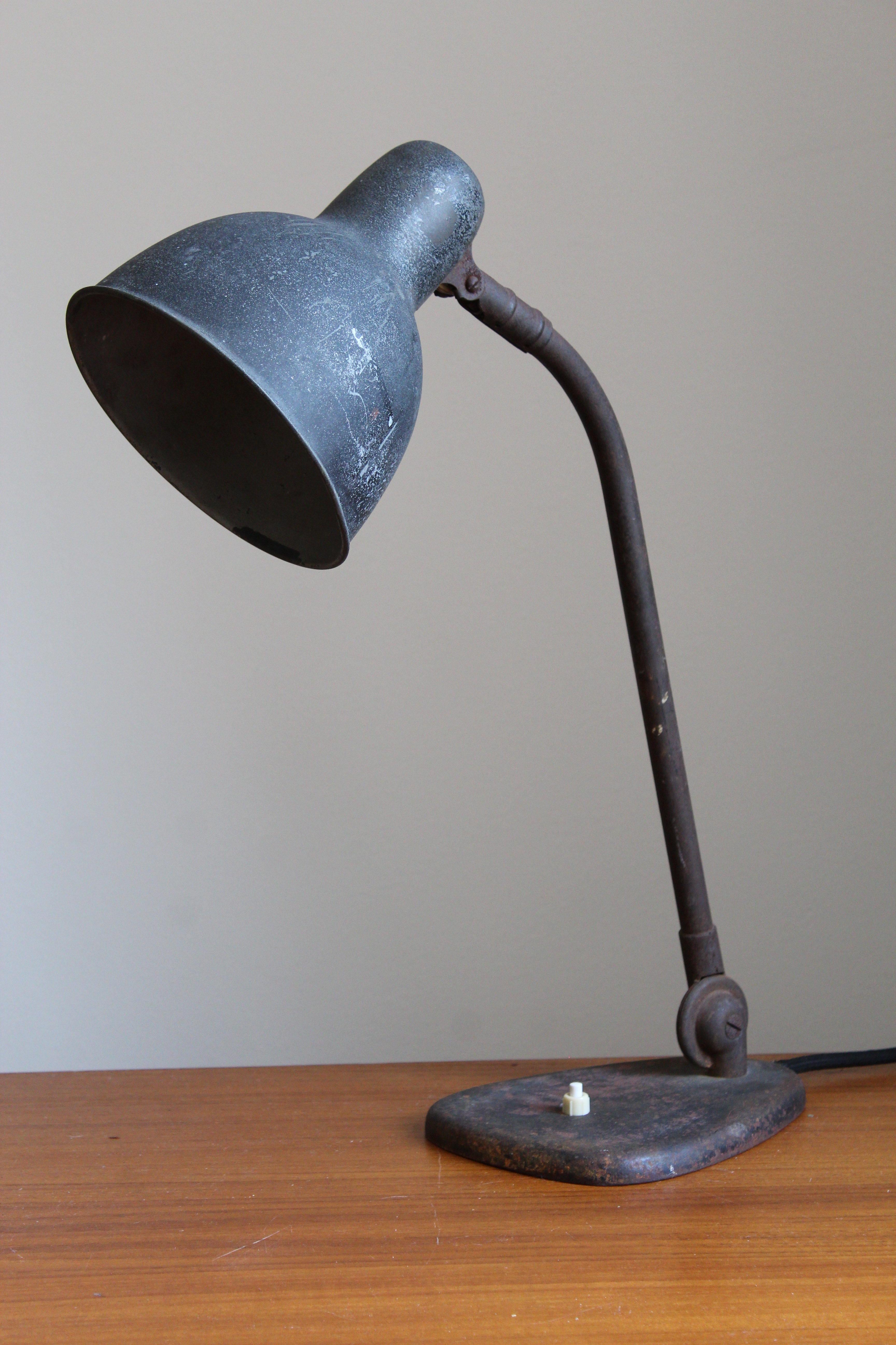 An adjustable table lamp / desk light. Germany, 1940s.


