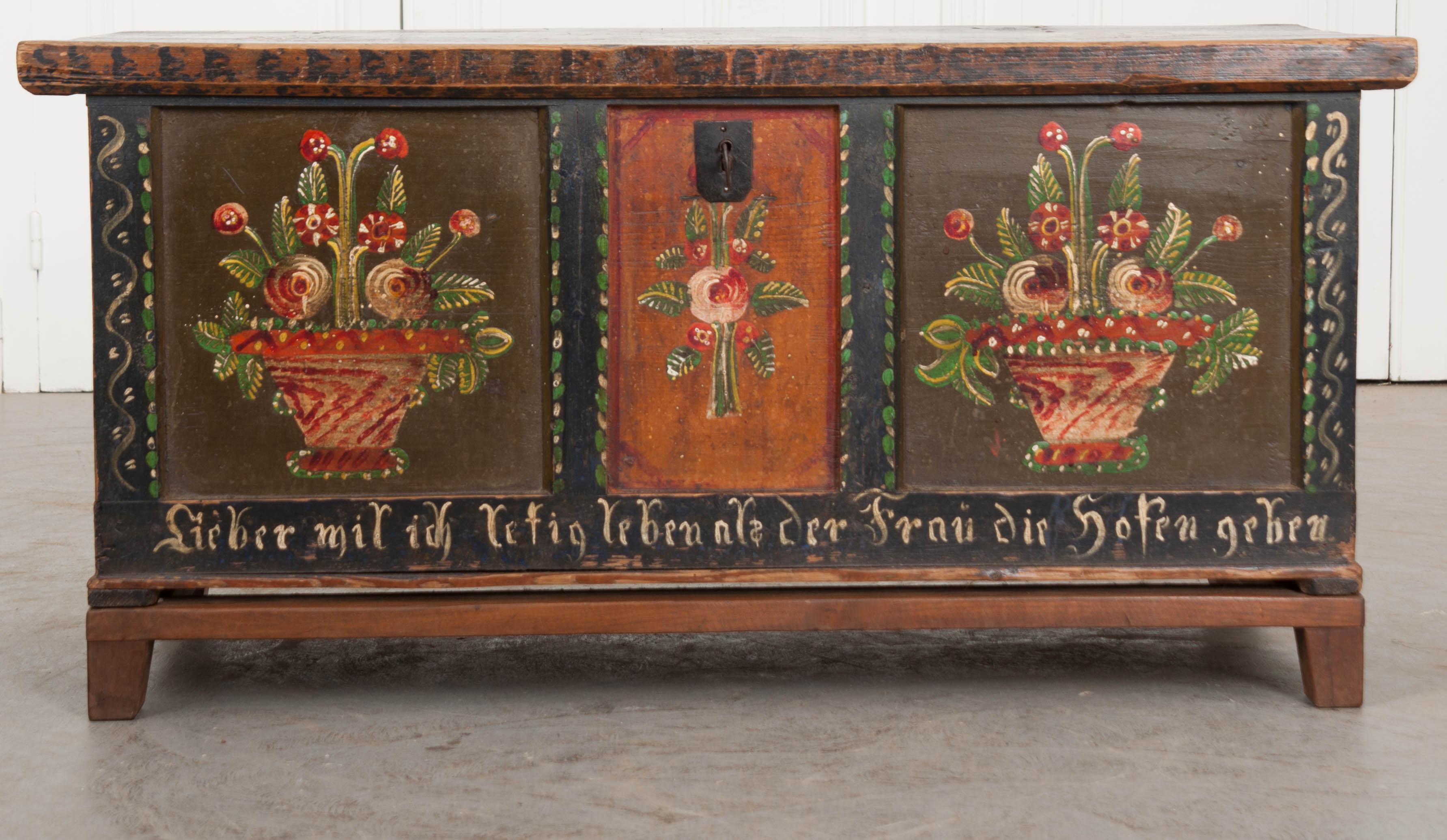 Ce merveilleux coffre peint germano-alsacien:: datant des années 1850:: a été peint à la main à l'aide de teintures végétales. De ravissantes compositions florales ont été peintes sur le dessus et le devant:: tandis que les bords supérieurs et les