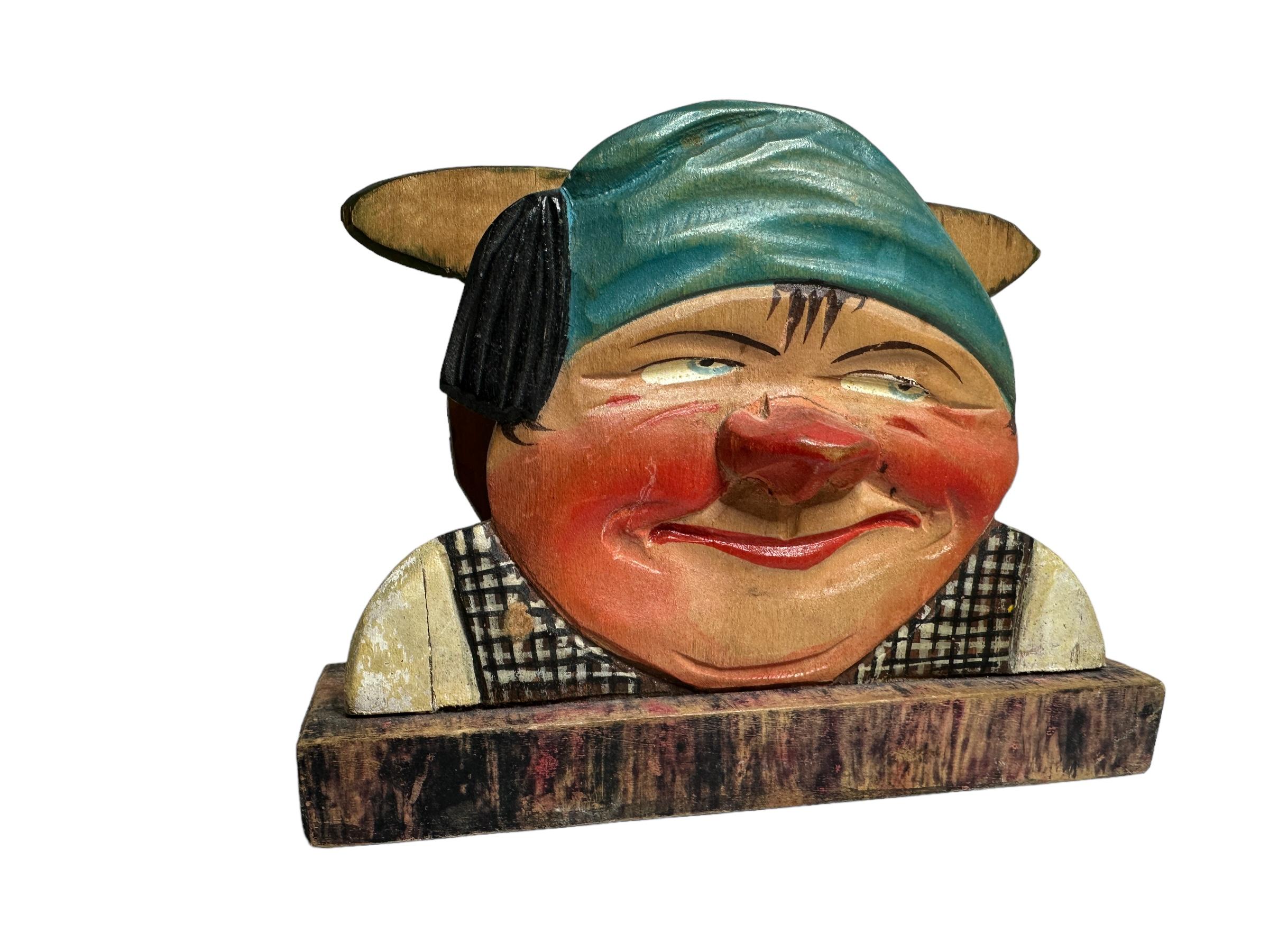 Adorable porte-serviettes en bois sculpté et coloré à la main, fabriqué dans les années 1930. Décoration idéale pour toute table ou bar. Une bonne idée pour surprendre vos invités ou un cadeau très intéressant. Trouvé dans une vente de succession à