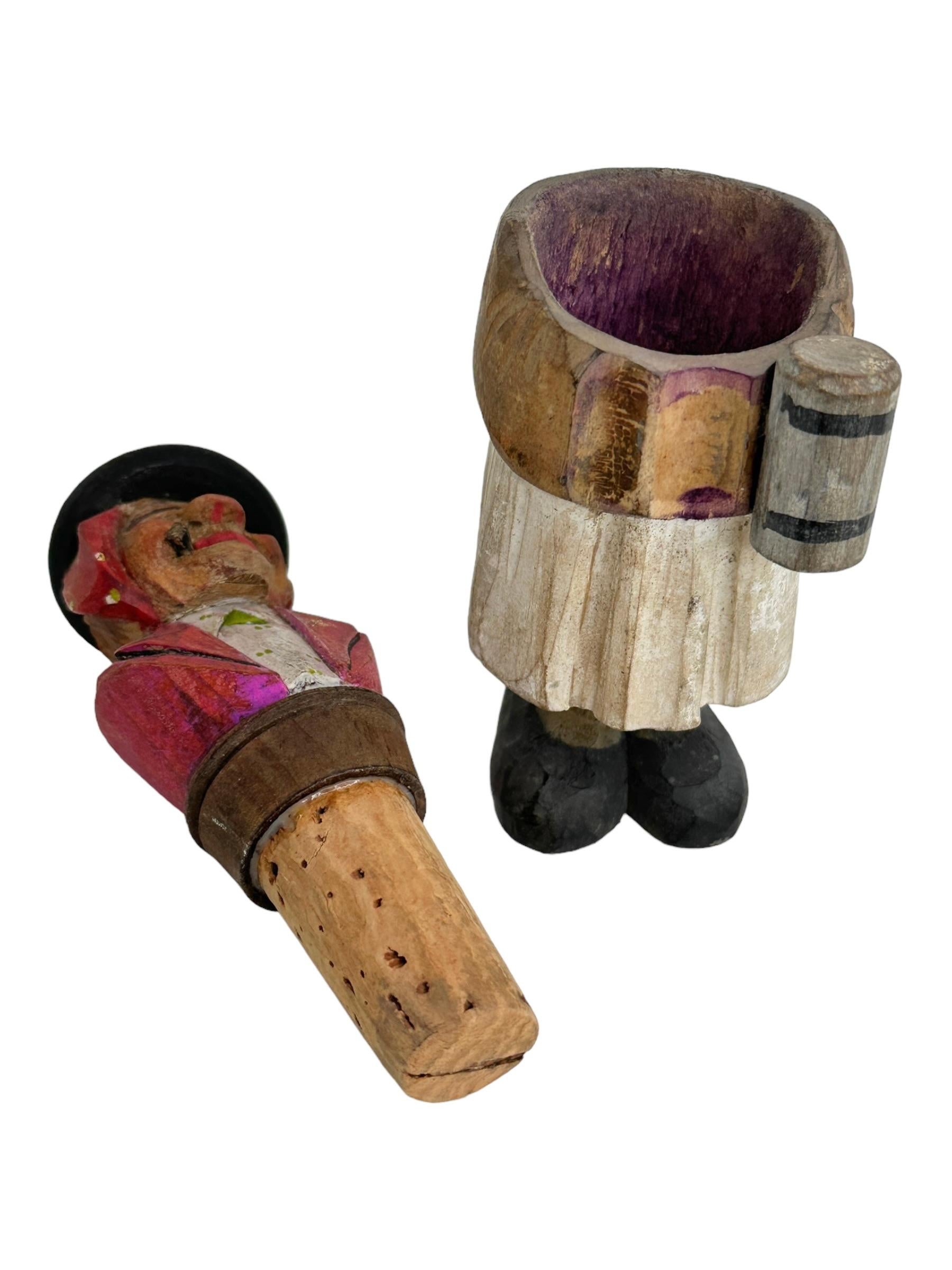 Adorable bouchon de bouteille en bois sculpté et coloré à la main avec son support, fabriqué dans les années 1920-1930 ou plus ancien. Décoration idéale pour toute table ou bar. Une bonne idée pour surprendre vos invités ou un cadeau très