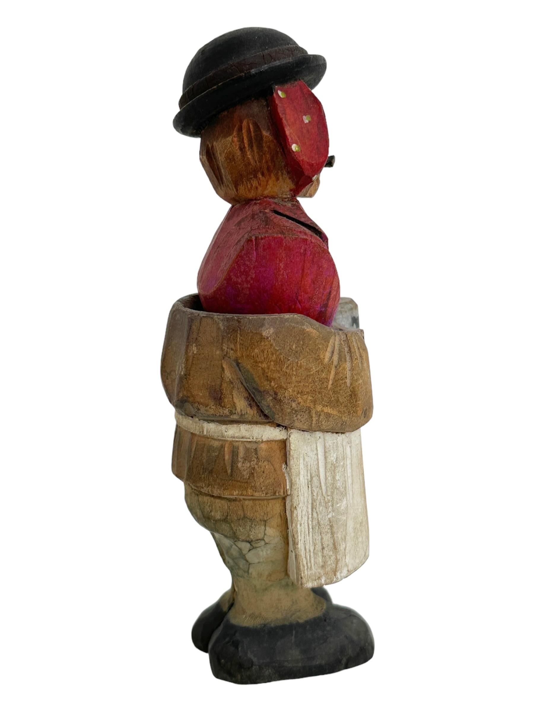 Artisanat Bouchon de bouteille en bois sculpté ANRI allemand avec Stand, vintage années 1920 en vente