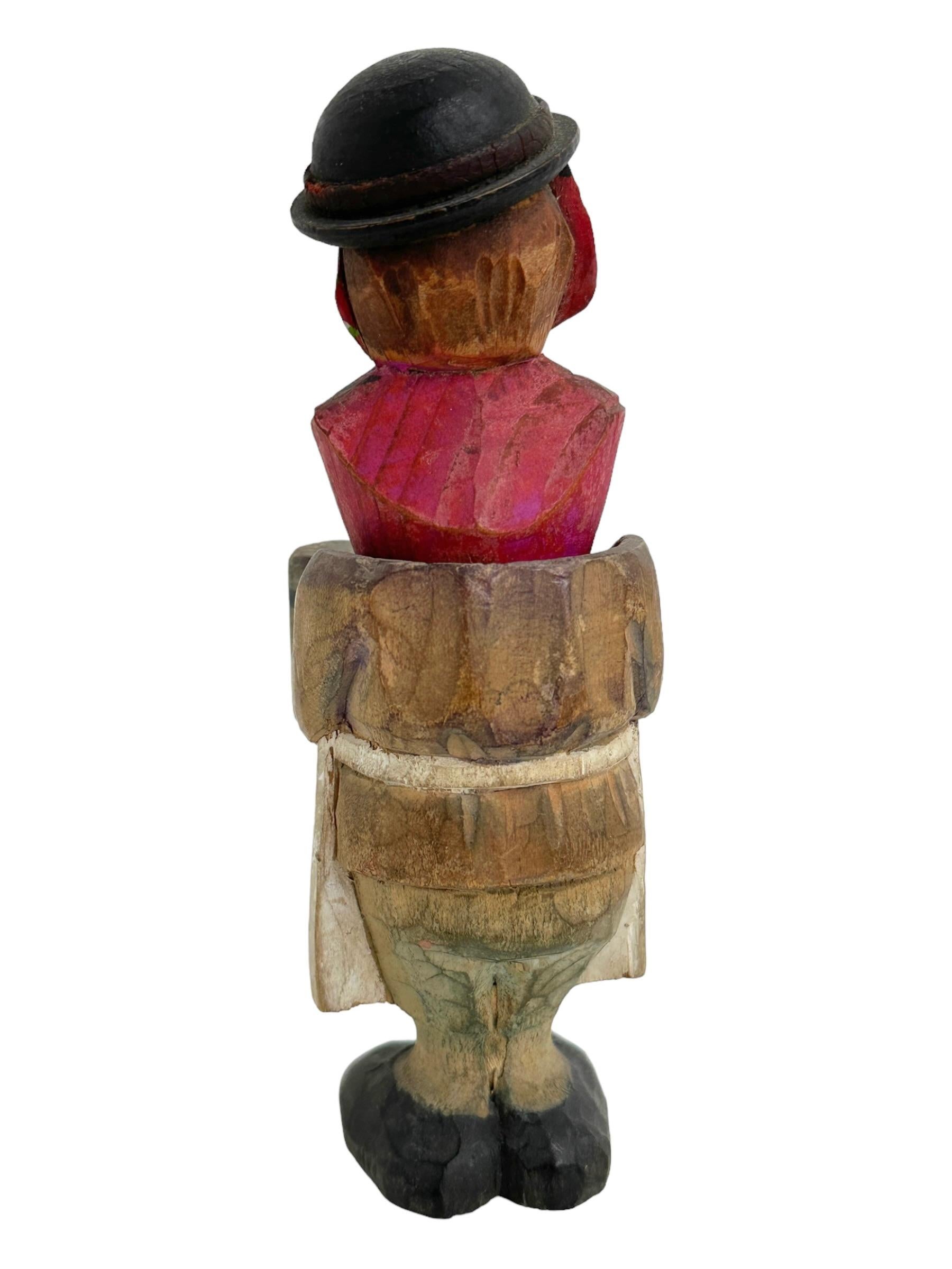 Allemand Bouchon de bouteille en bois sculpté ANRI allemand avec Stand, vintage années 1920 en vente