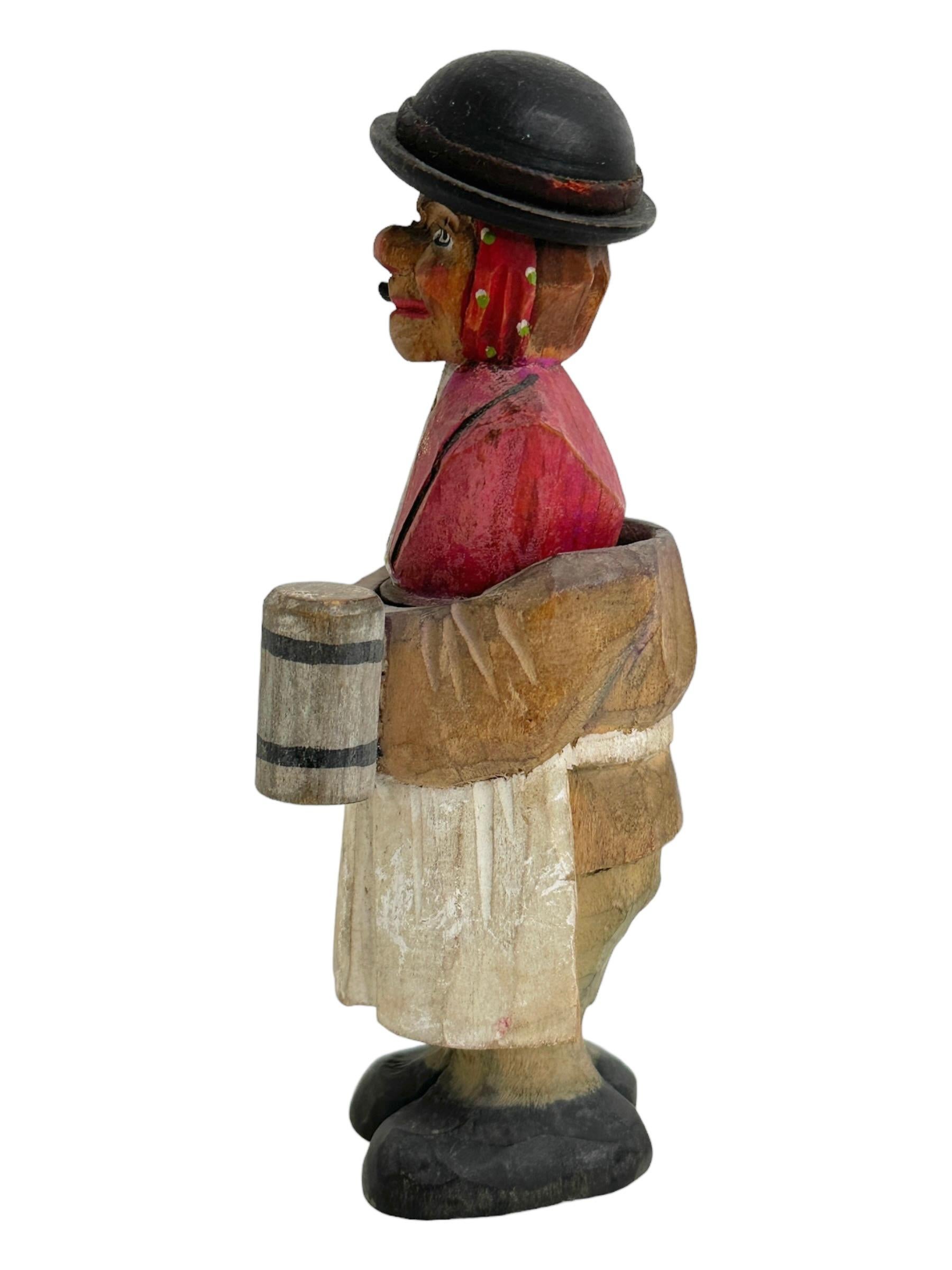 Sculpté à la main Bouchon de bouteille en bois sculpté ANRI allemand avec Stand, vintage années 1920 en vente