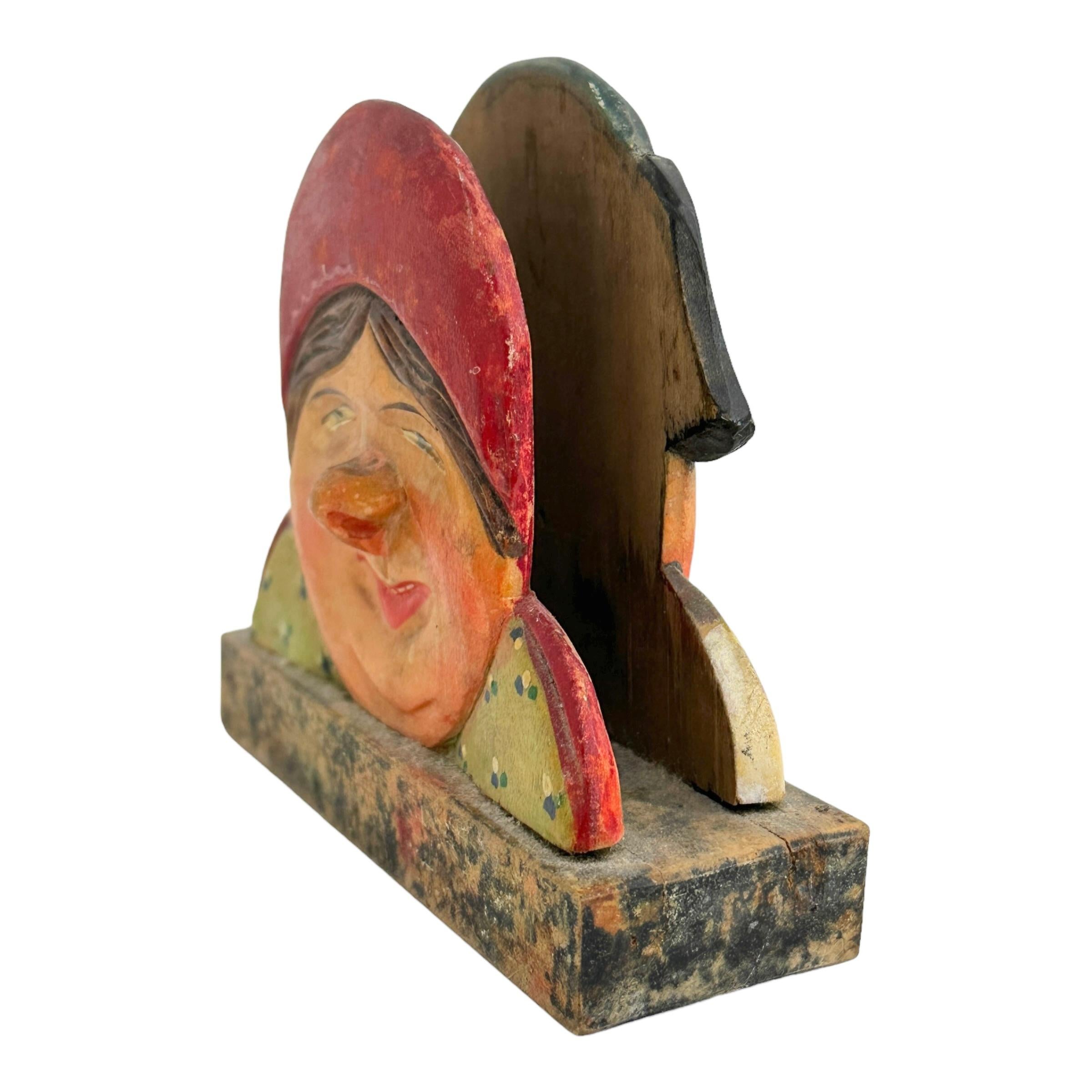 Adorable servilletero de madera tallada y coloreada a mano fabricado en los años 20-30 o antes. Decoración ideal para cualquier mesa o bar. Gran idea para sorprender a tus invitados o un regalo muy interesante. Encontrado en una venta de bienes en