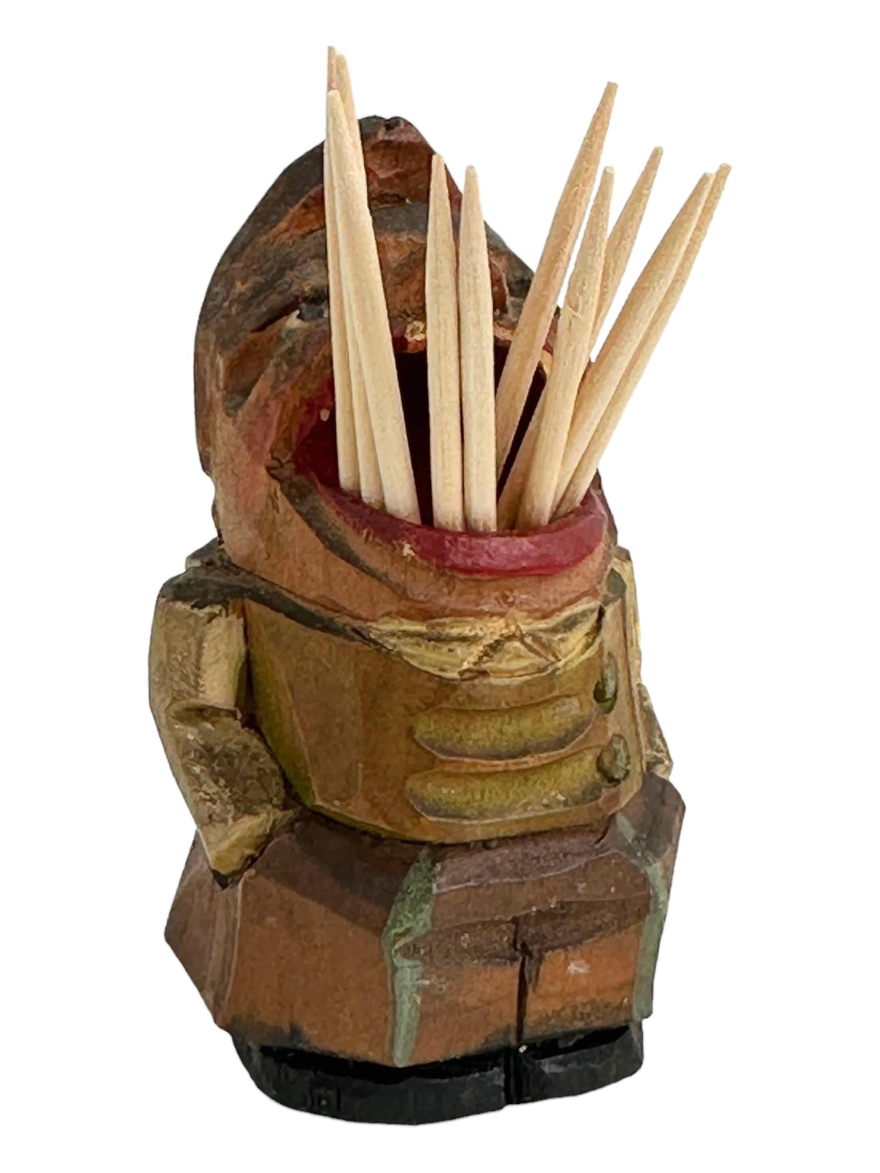 Adorable porte-cure-dents ou support en bois sculpté et coloré à la main, fabriqué dans les années 1920-1930 ou plus ancien. Décoration idéale pour toute table ou bar. Une bonne idée pour surprendre vos invités ou un cadeau très intéressant. Trouvé