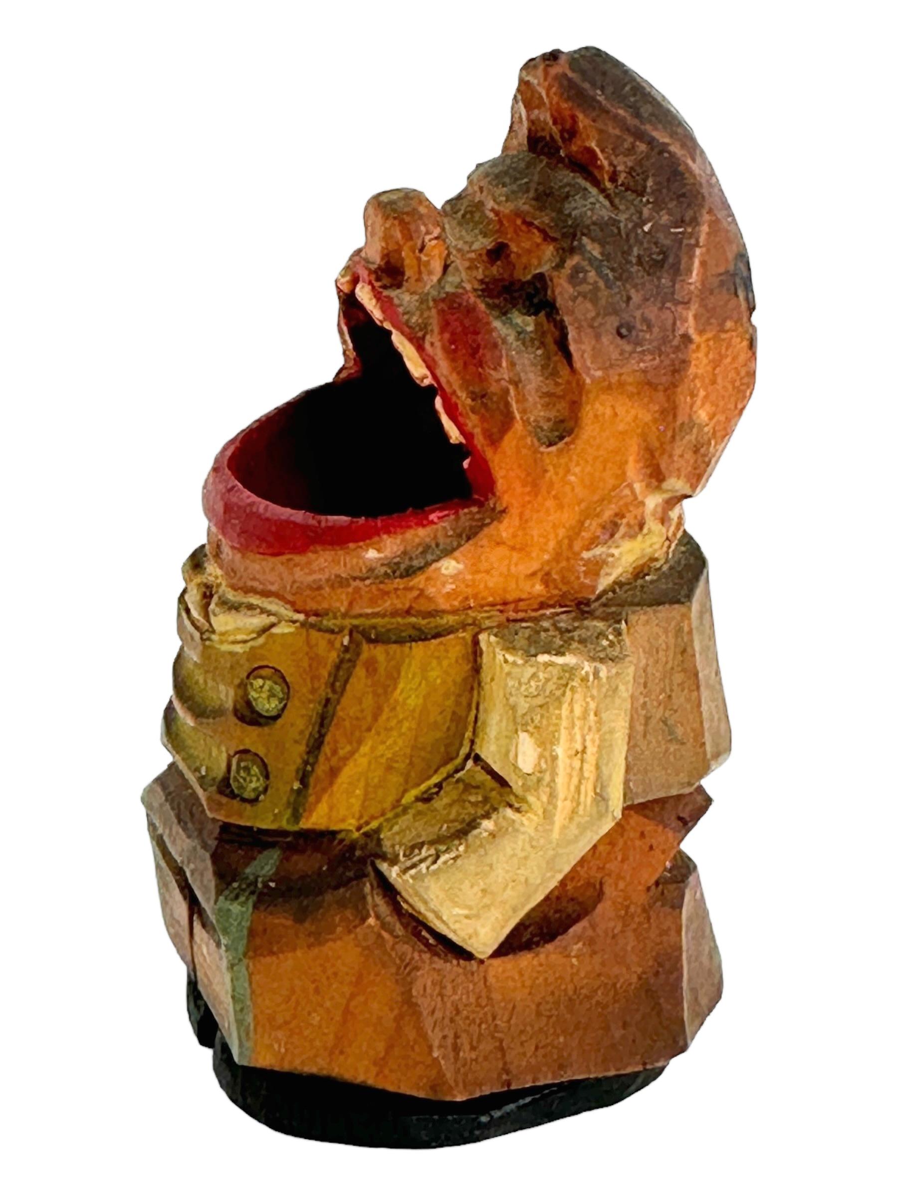 Artisanat Porte-dents de guerre allemand ANRI en bois sculpté, vintage des années 1920 en vente