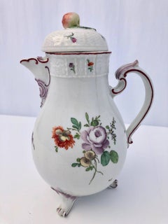 German Louisbourg Faïence Tea Pot with Flower motif and Apple on the Top, 1800s