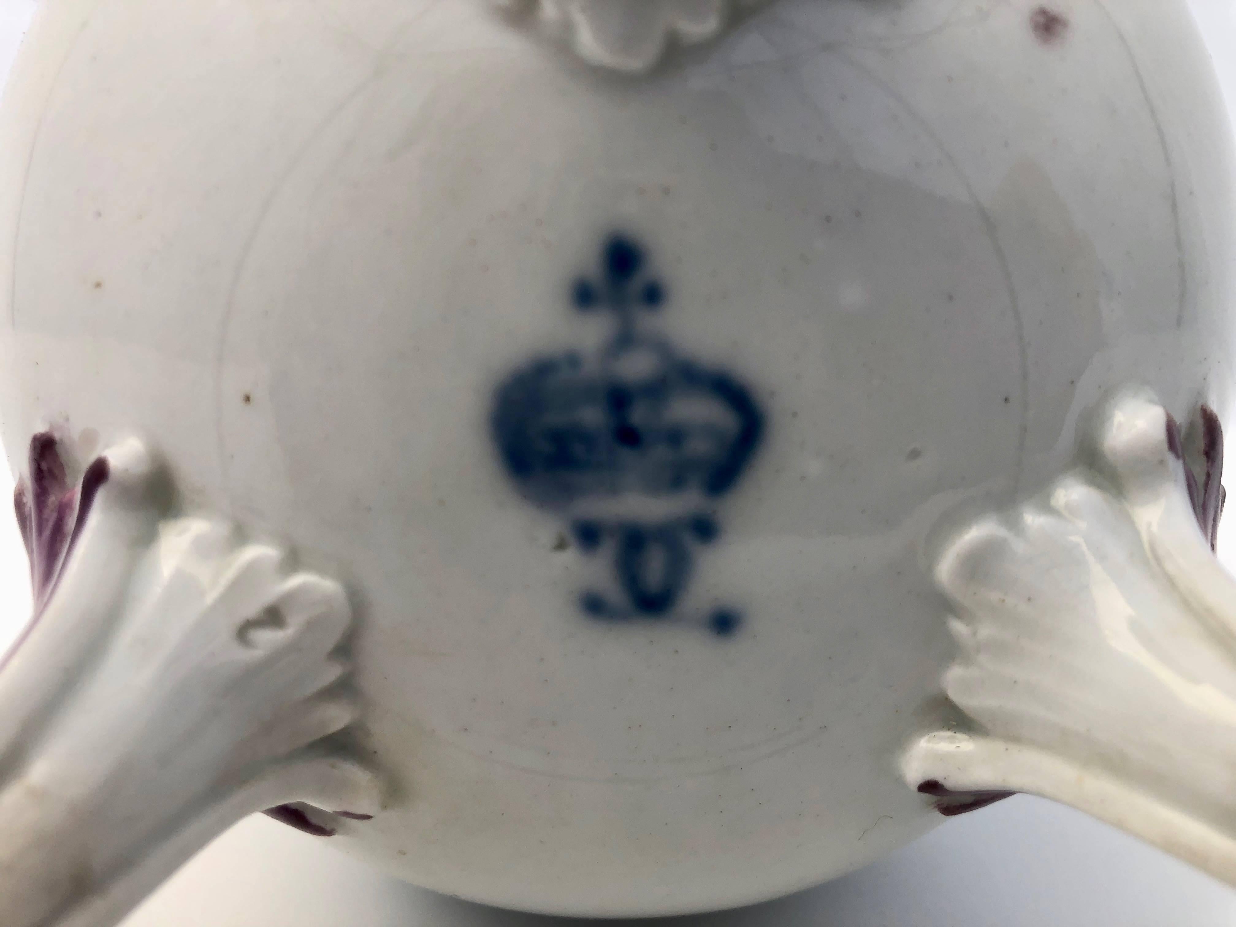 German Louisbourg Faïence Tea Pot with Flower motif and Apple on the Top, 1800s In Fair Condition In Petaluma, CA