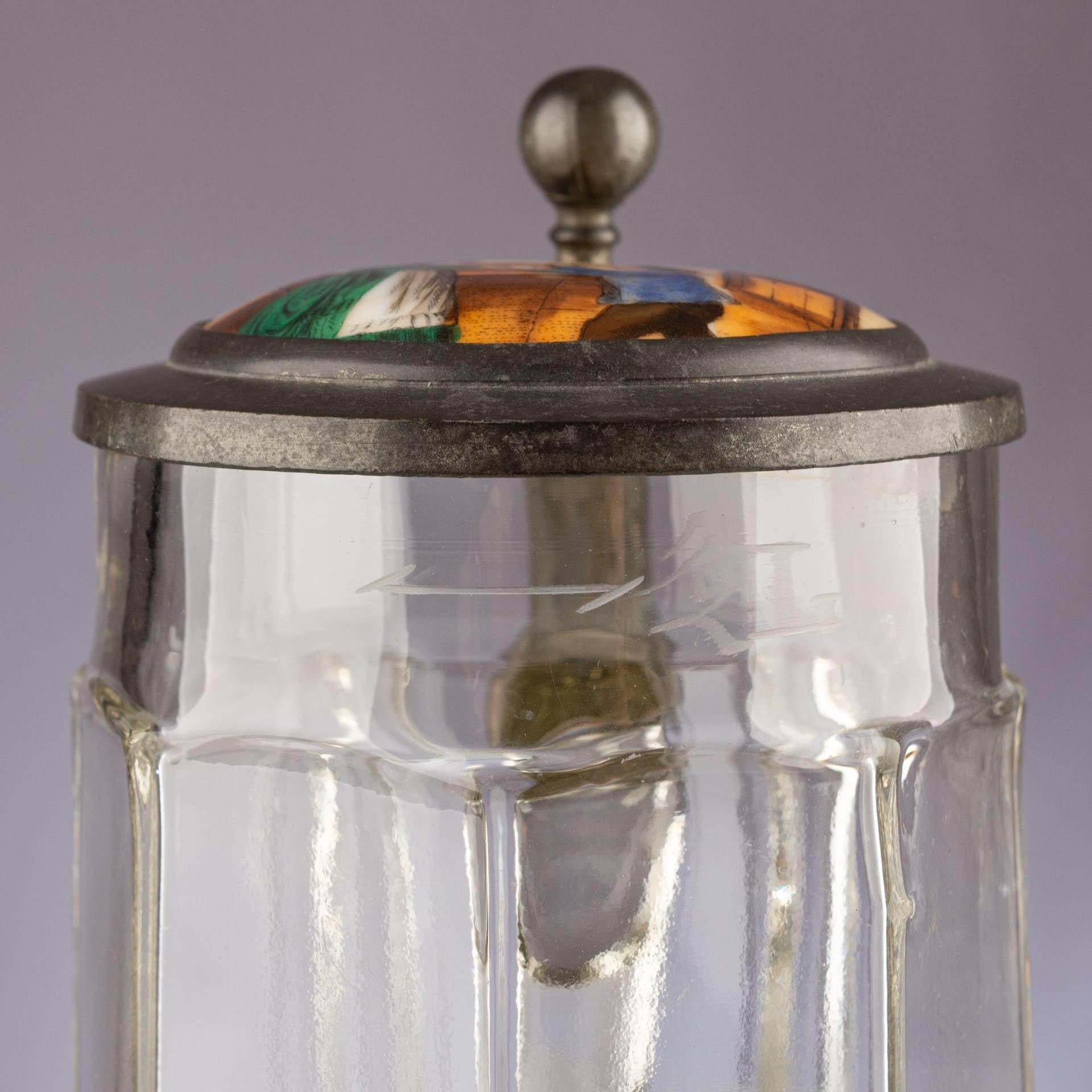 Peint Pichet de bière en verre à couvercle, porcelaine, étain. en vente