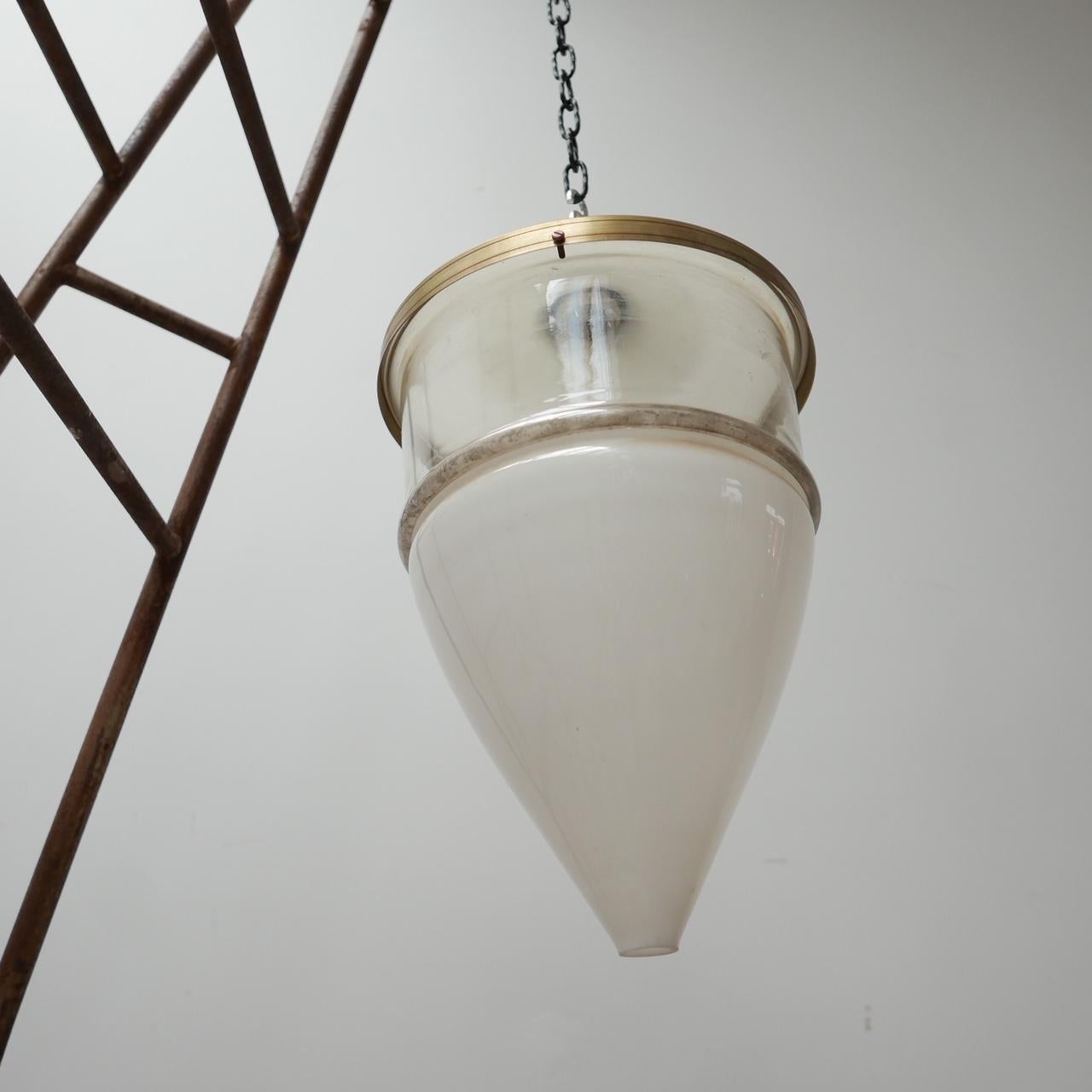 Une grande lampe à suspension antique. 

Estampillé Jena. 

Allemand, c1910. 

Lampe très inhabituelle et rare, les deux parties de la base de la lampe sont en verre pressé sur le rebord plutôt que d'utiliser un rebord en métal, ce qui est la