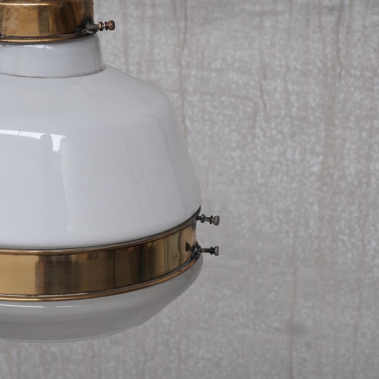 20ième siècle Lampe à suspension allemande ancienne bicolore en laiton et verre en vente
