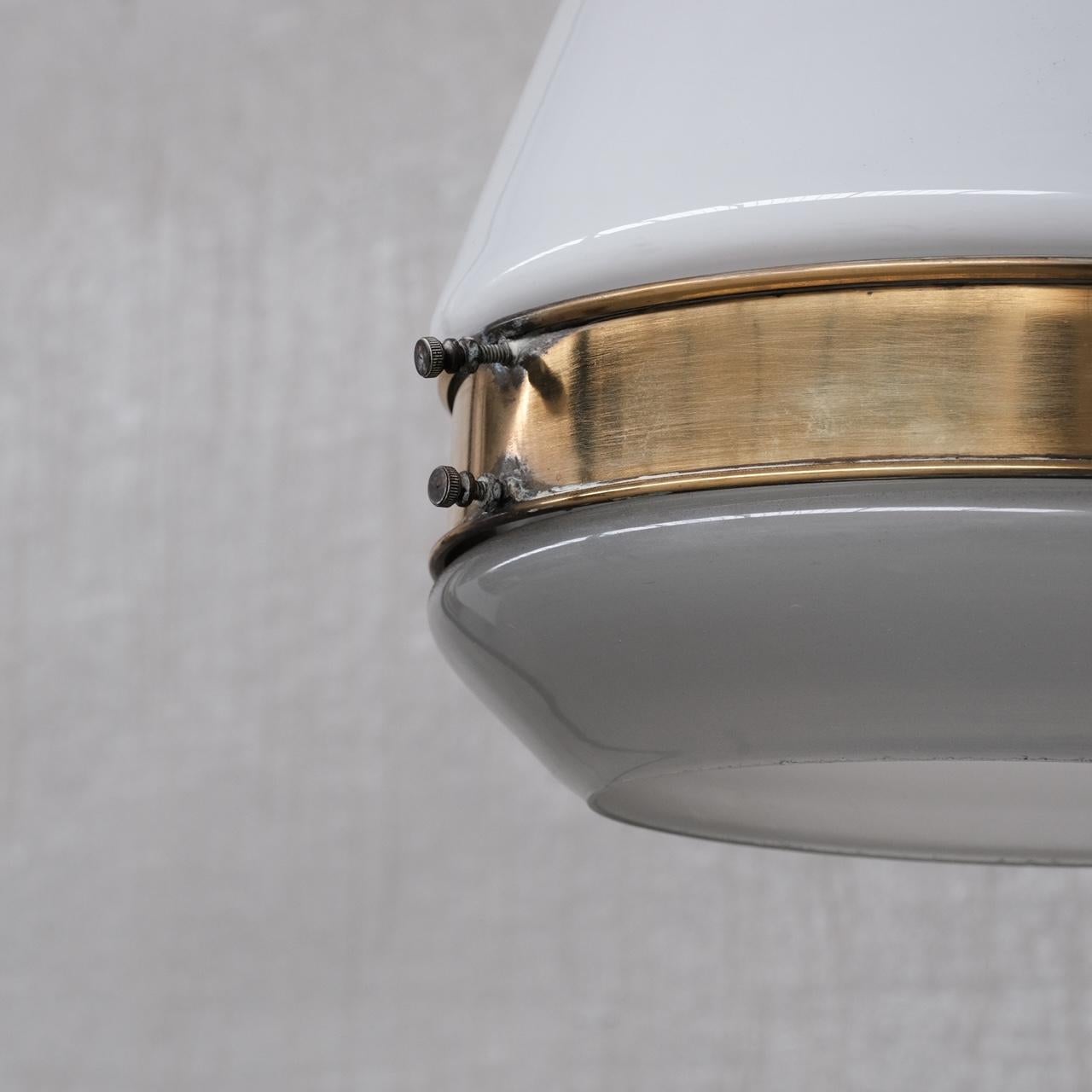 Lampe à suspension allemande ancienne bicolore en laiton et verre en vente 1