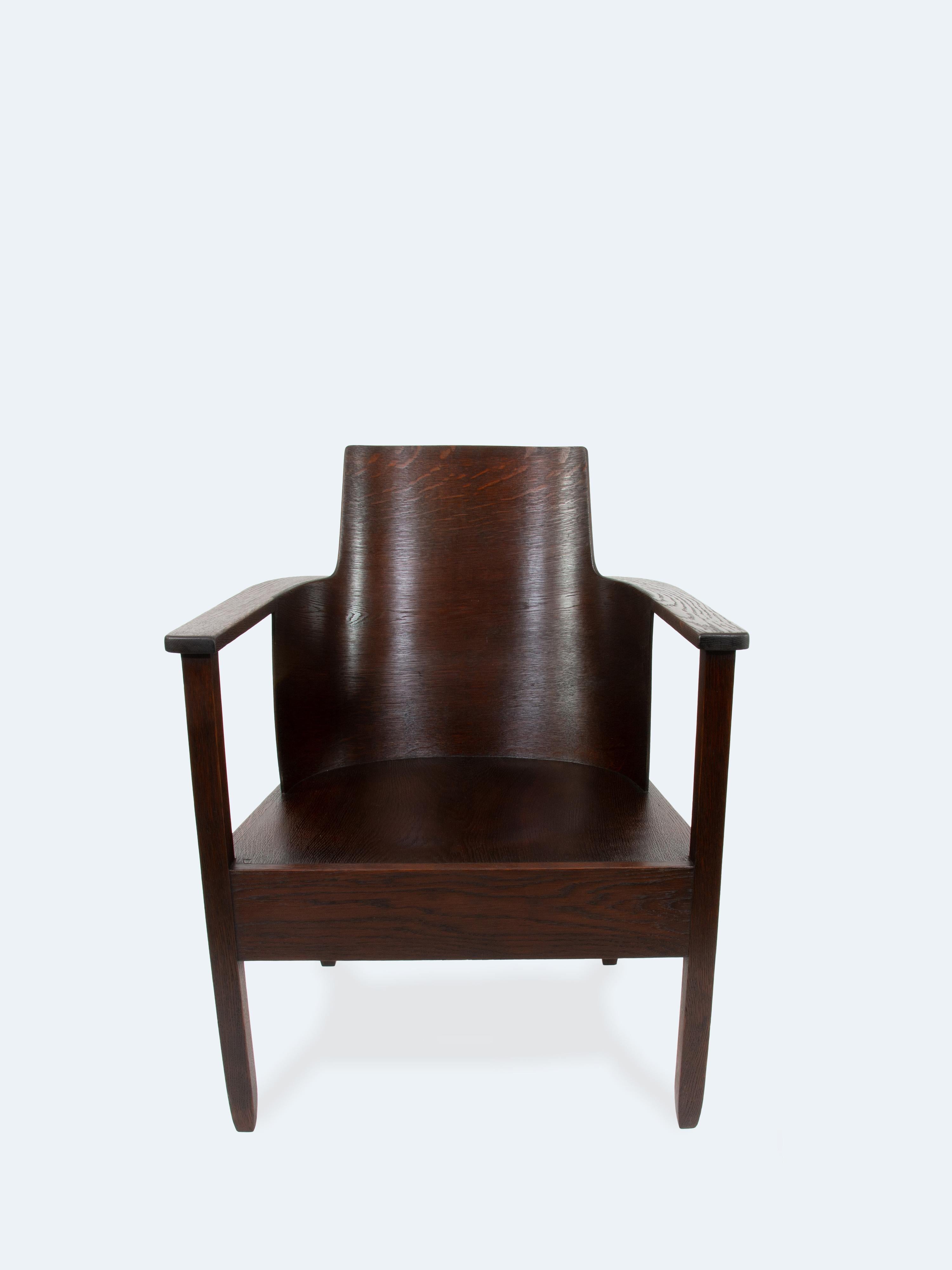 This striking armchair, designed by Richard Riemerschmid in 1930, is a prime example of his work during his time with the German Werkbund. Produced by Soennecken in Bonn, with collaboration from the Estonian plywood manufacturer Luterma, the chair