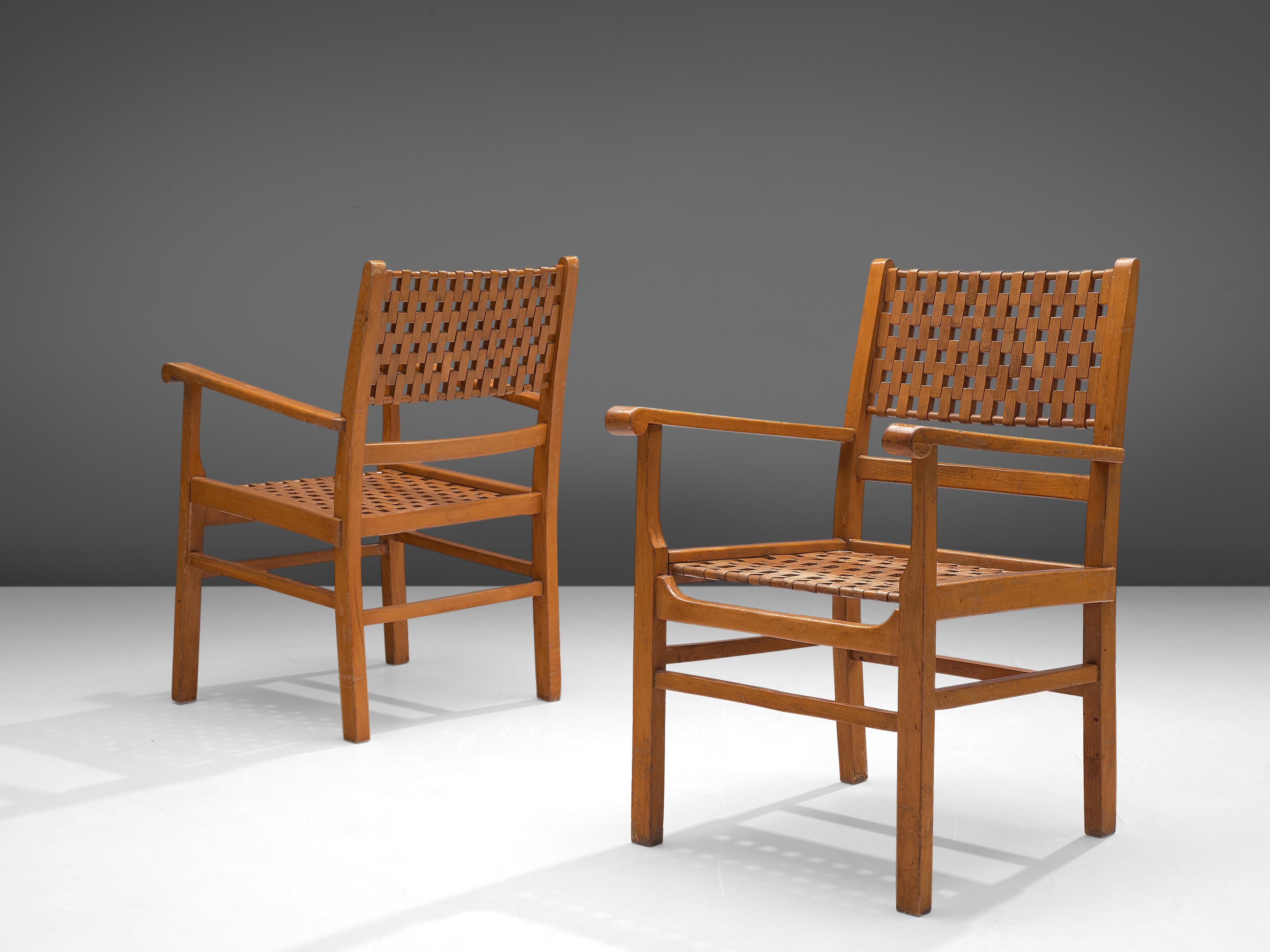 Zwei Sessel, Buche, Europa, 1930er Jahre.

Dieses Stuhlset ist aus Massivholz mit einer geometrischen Rückenlehne und Sitzfläche aus Holz gefertigt. Der Stil ist typisch für das Vorkriegsdesign. Verspielte, kühne Linien und experimentelle Techniken