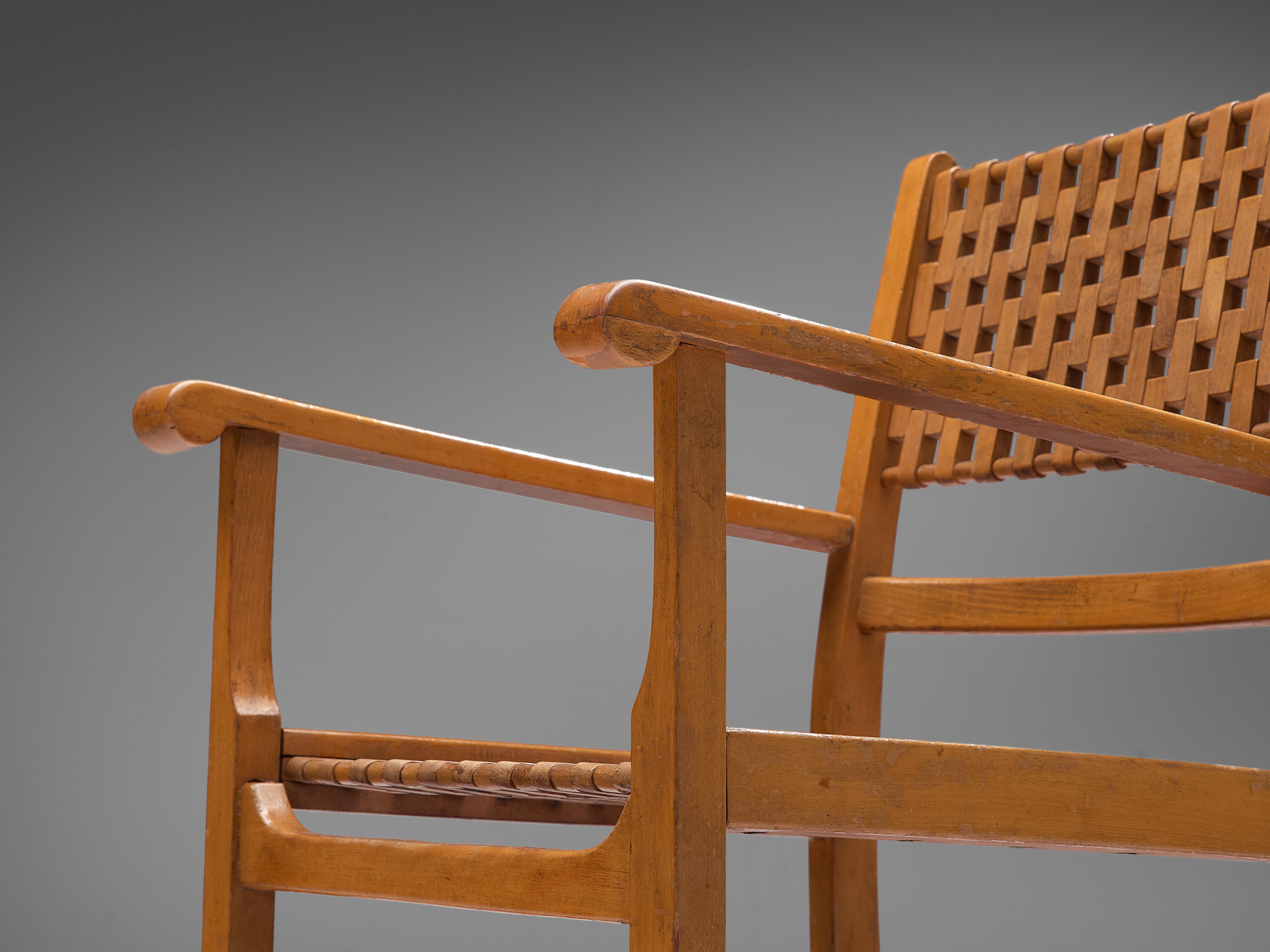 Paar Sessel mit geometrischer Sitzfläche und Rückenlehne aus Holz (Moderne der Mitte des Jahrhunderts) im Angebot