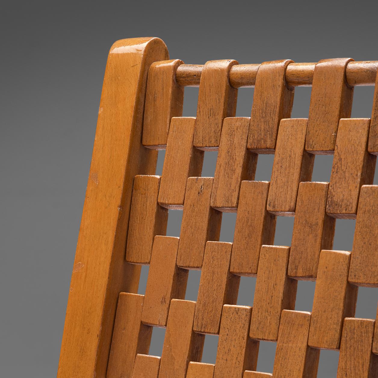 Paar Sessel mit geometrischer Sitzfläche und Rückenlehne aus Holz (Tschechisch) im Angebot