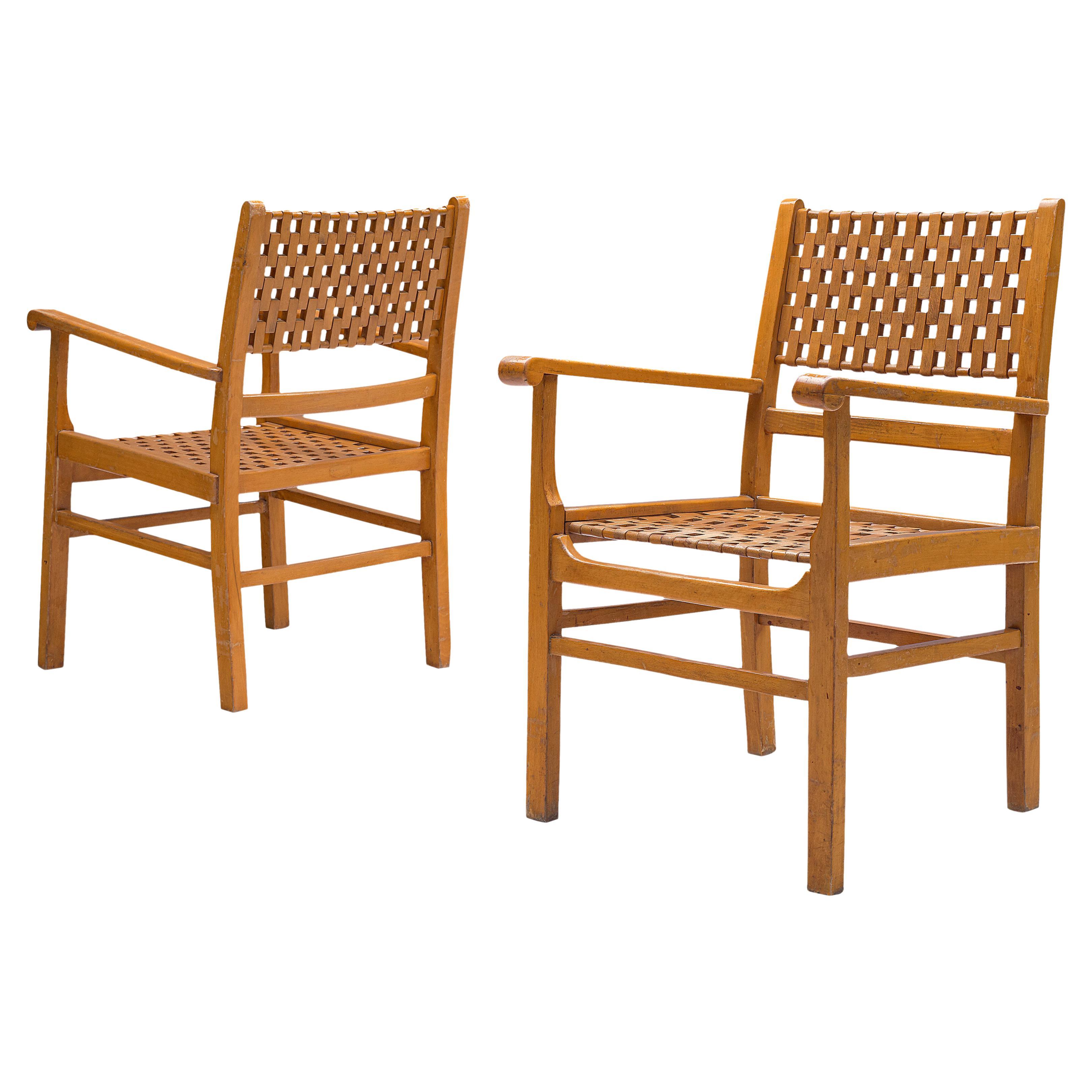 Paar Sessel mit geometrischer Sitzfläche und Rückenlehne aus Holz im Angebot