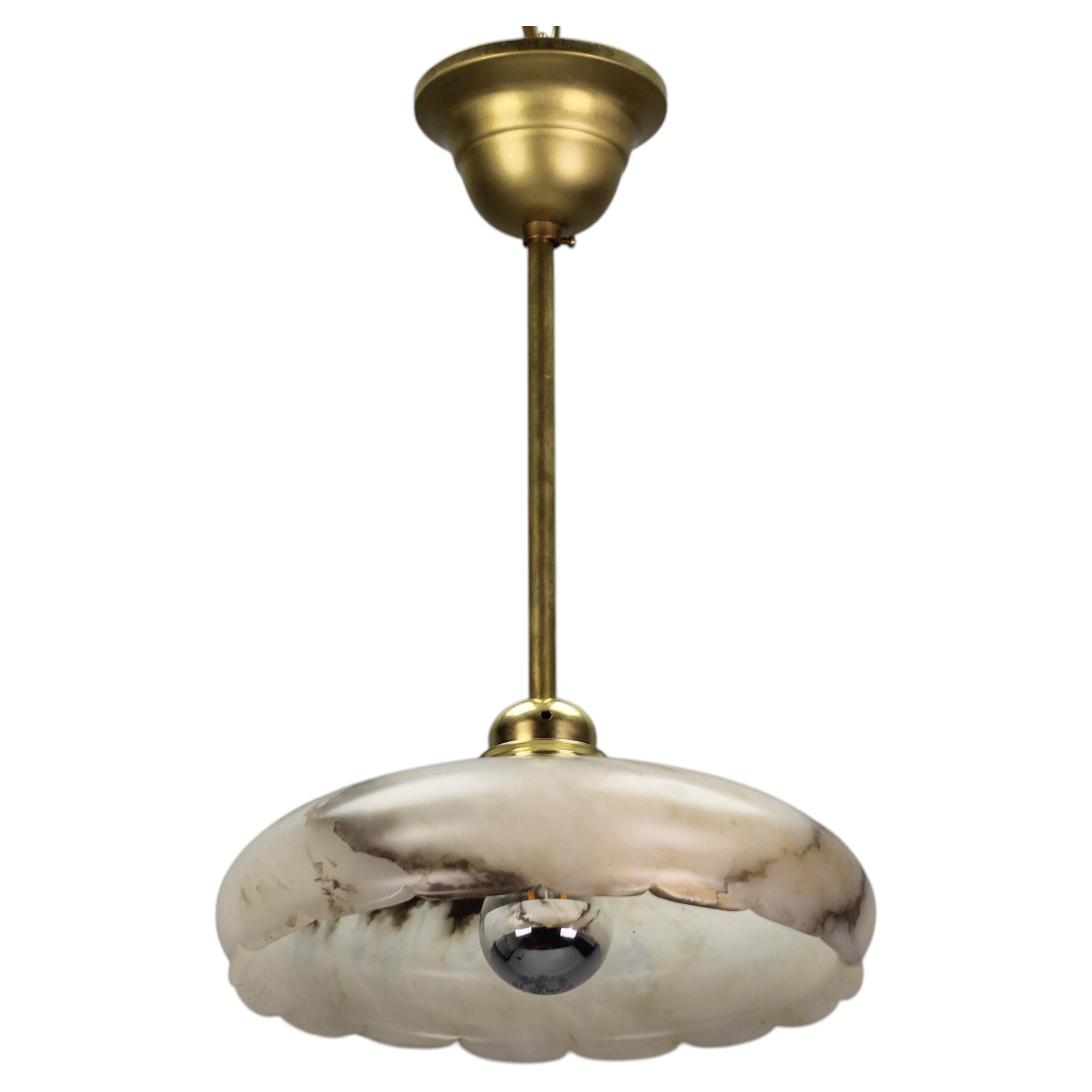 Lampada a sospensione in alabastro Art Deco tedesca con paralume smerlato, circa 1930