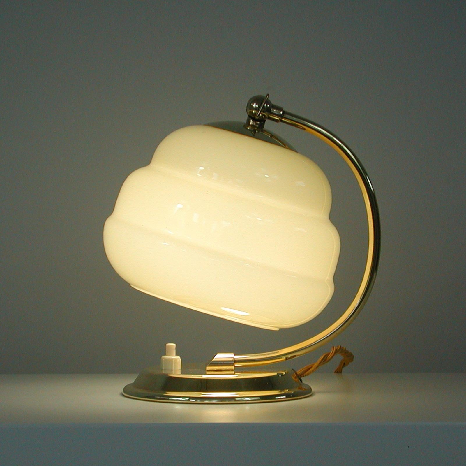 German Art Deco Bauhaus Brass and Opaline Table Lamp, 1930s In Good Condition For Sale In NUEMBRECHT, NRW