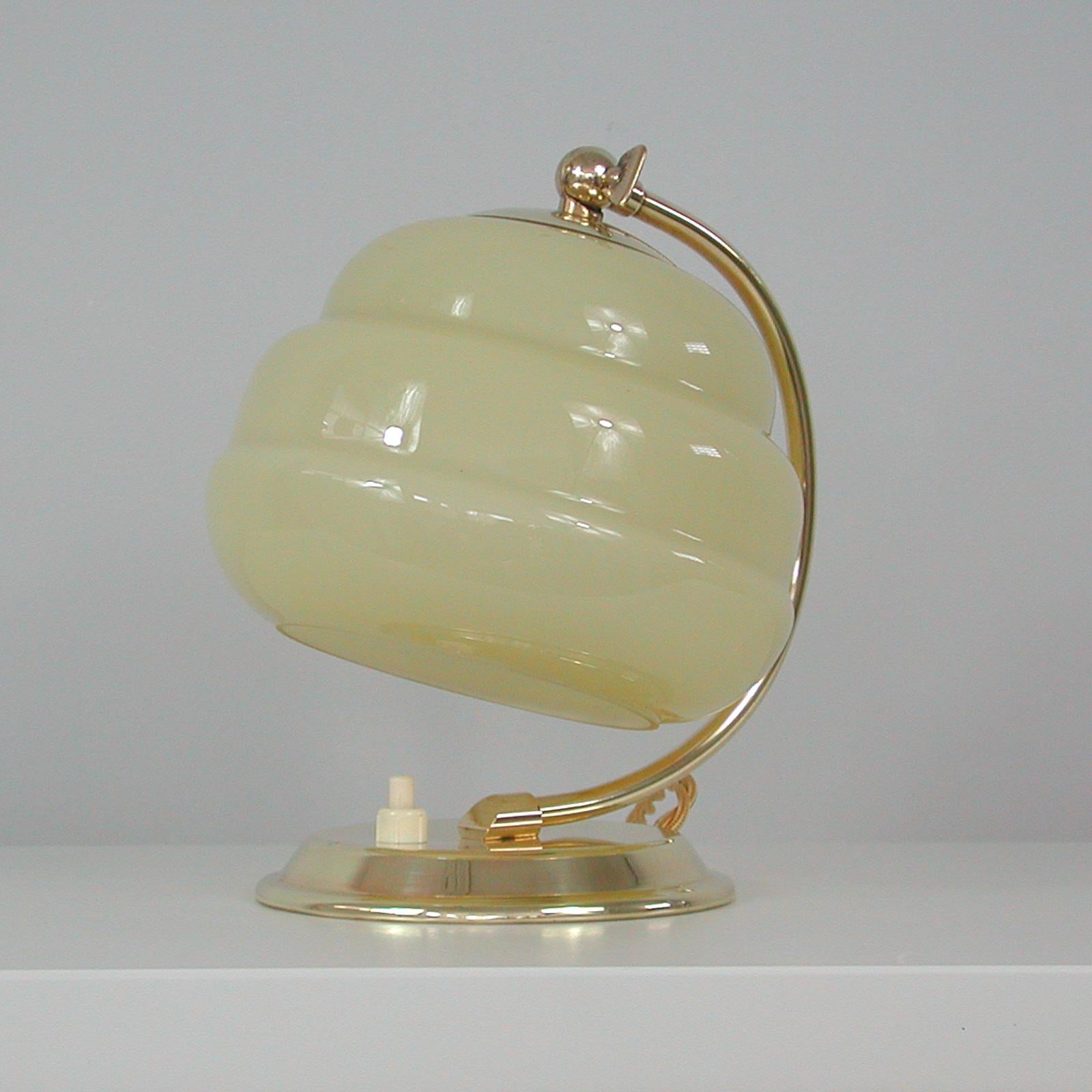 Mid-20th Century German Art Deco Bauhaus Brass and Opaline Table Lamp, 1930s For Sale
