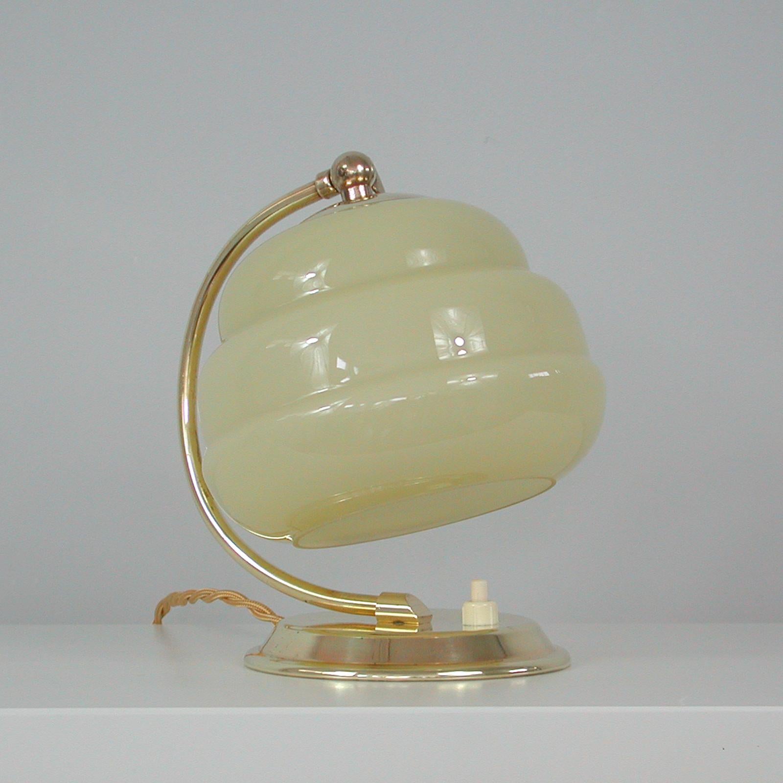 Milieu du XXe siècle Lampe de table Art déco allemande Bauhaus en laiton et opaline, années 1930 en vente