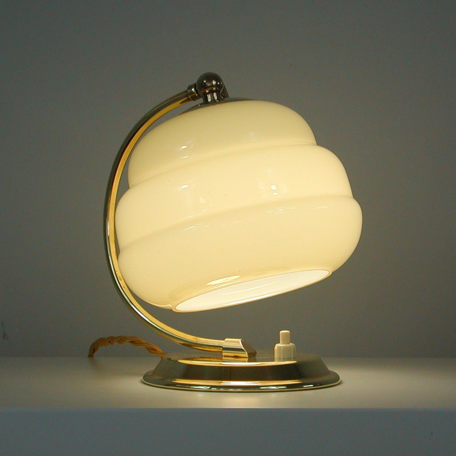 Laiton Lampe de table Art déco allemande Bauhaus en laiton et opaline, années 1930 en vente