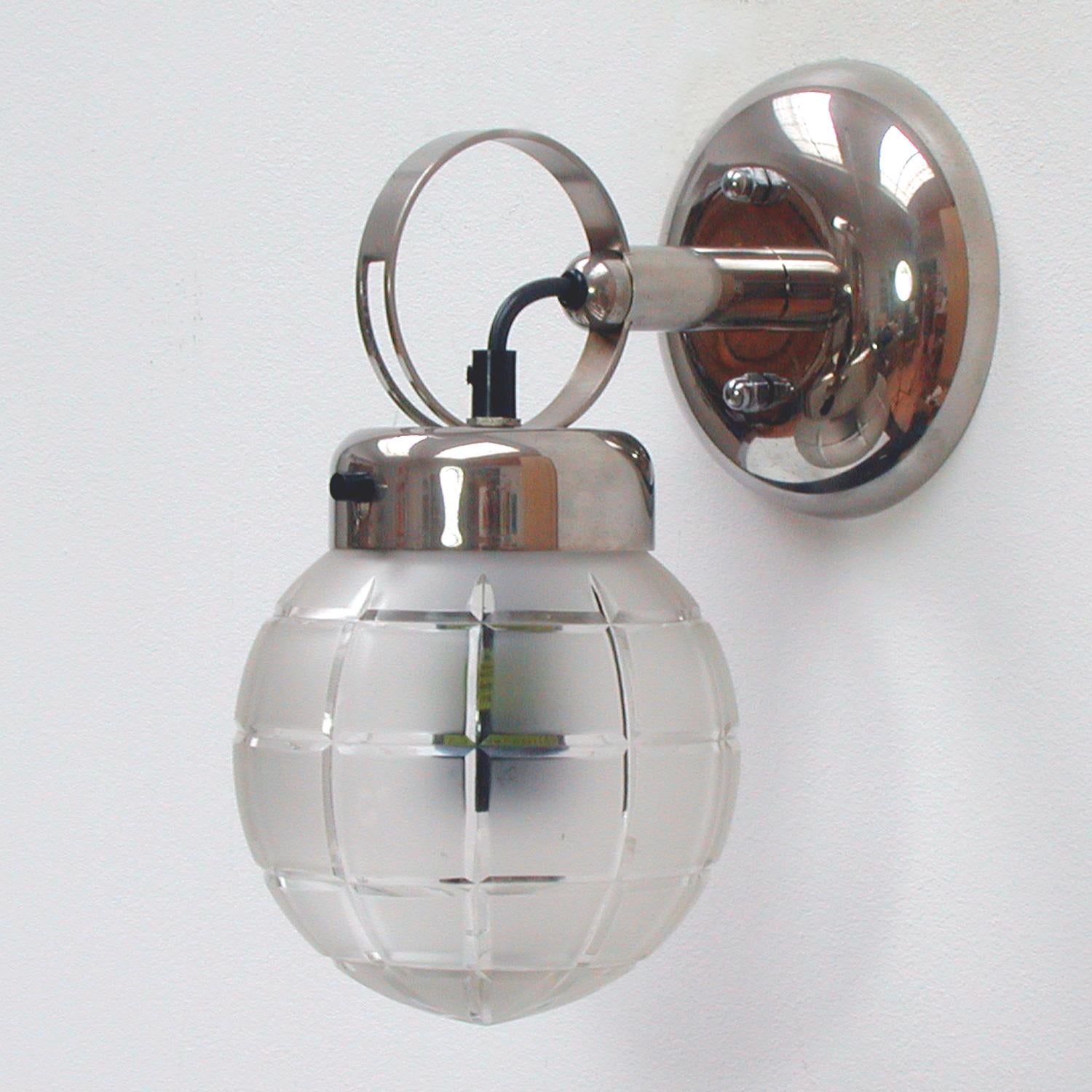 German Art Deco Bauhaus Chrome and Glass Wall Light Sconce, 1930s In Good Condition In NUEMBRECHT, NRW