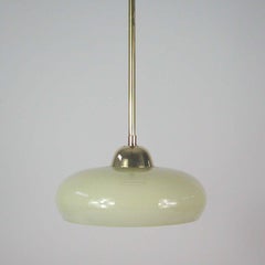 Deutscher Art-déco-Anhänger aus cremefarbenem Opalglas und Messing, Bauhaus, 1930er Jahre